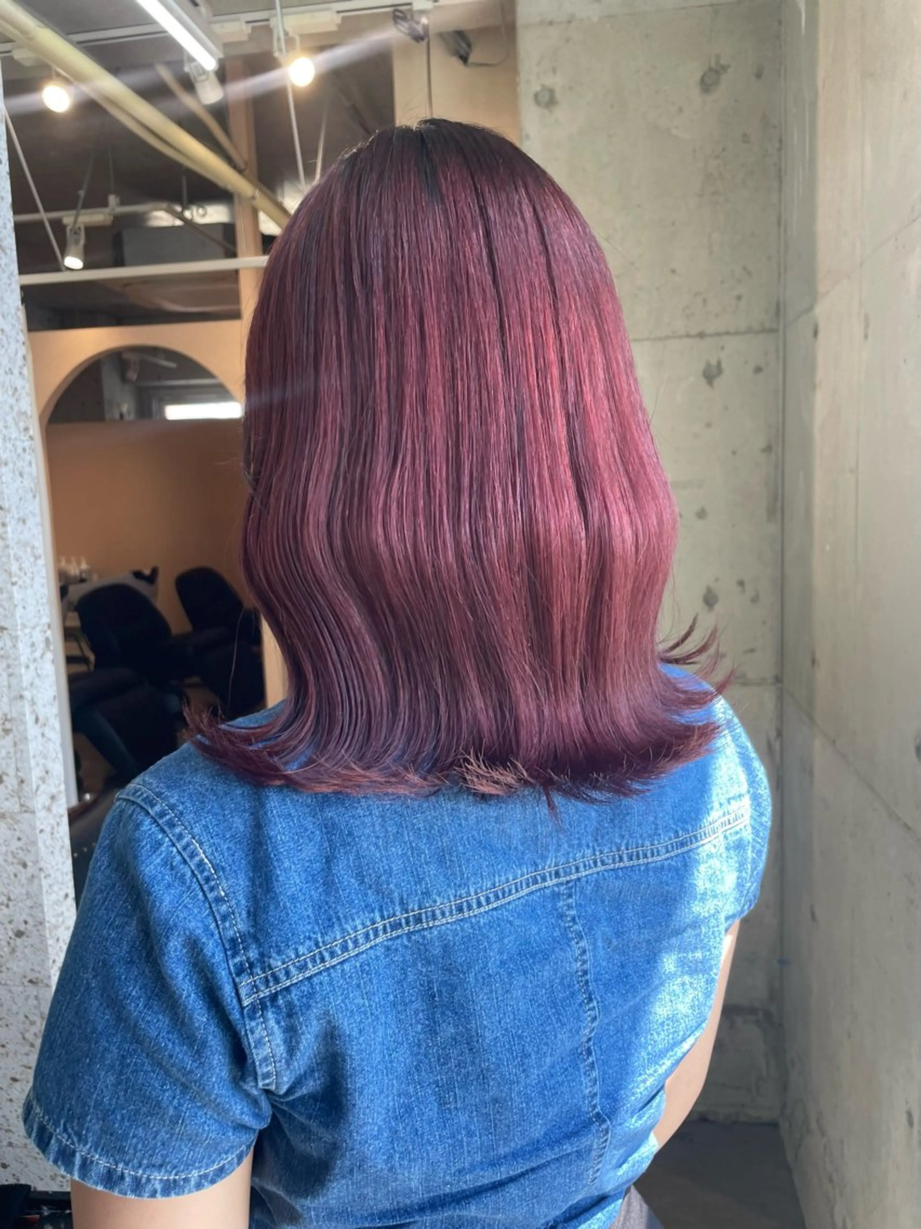セミロング カラー カシス レッドカラー ヘアカラー トリートメント SHOTO ハイトー ン/ブロンドカラーのヘアスタイル