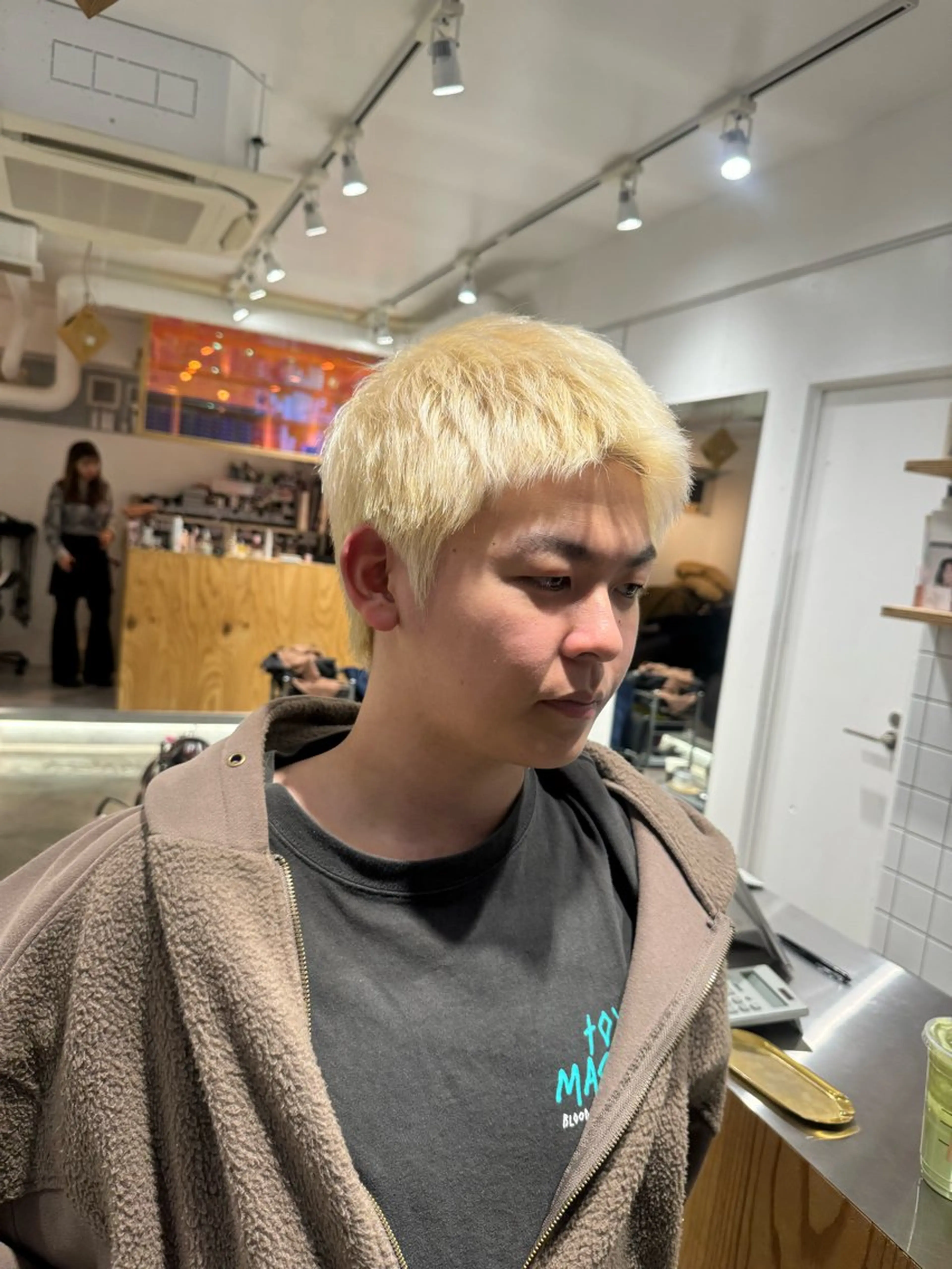 ショート カラー メンズ 抜きっぱなしブロンド ブロンド 新宿 似合わせカラー HINAのヘアスタイル