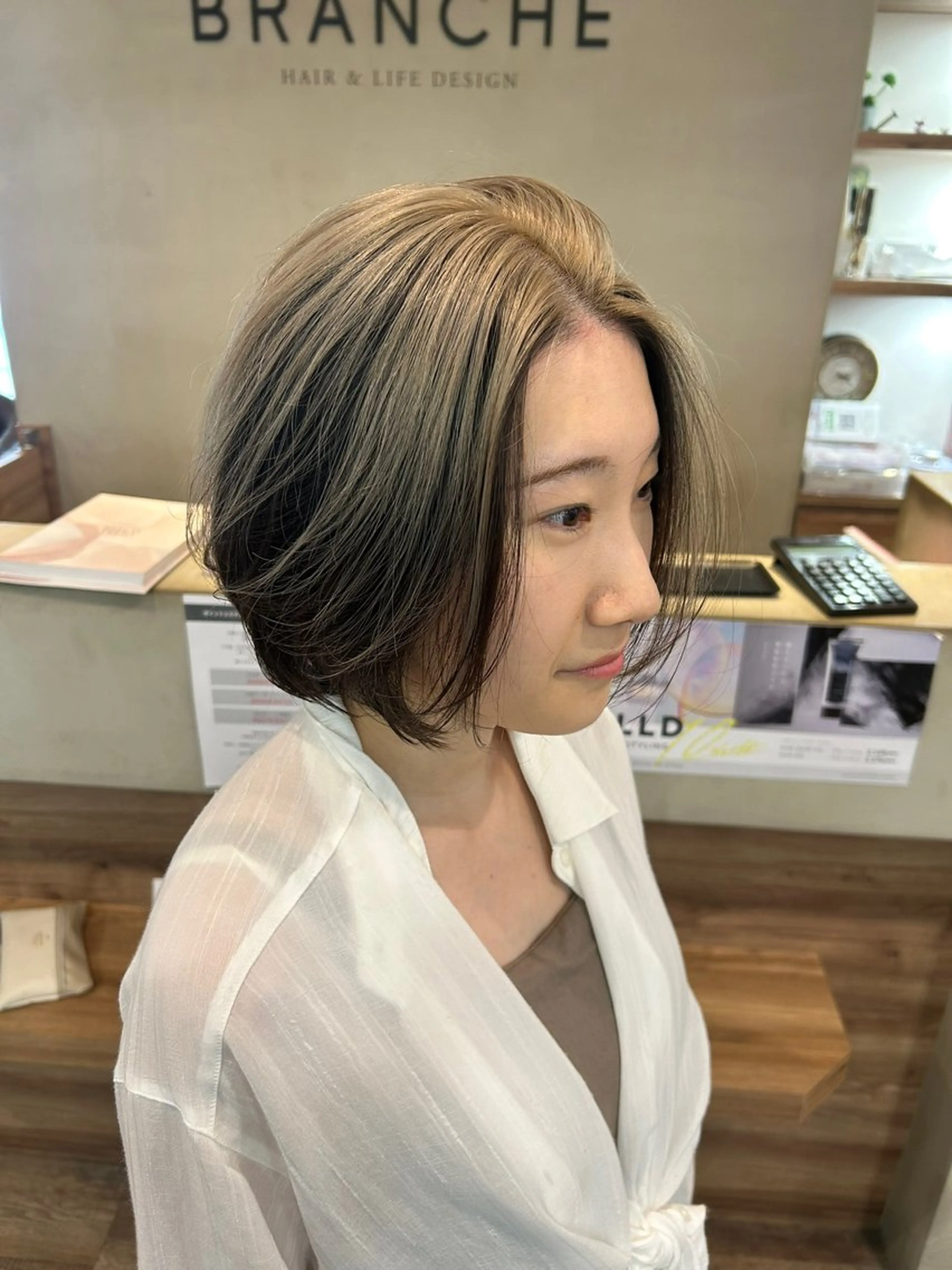 ショート カラー ブリーチ グレージュ ハイトーンカラー ヘアカラー 穐山 翔也のヘアスタイル