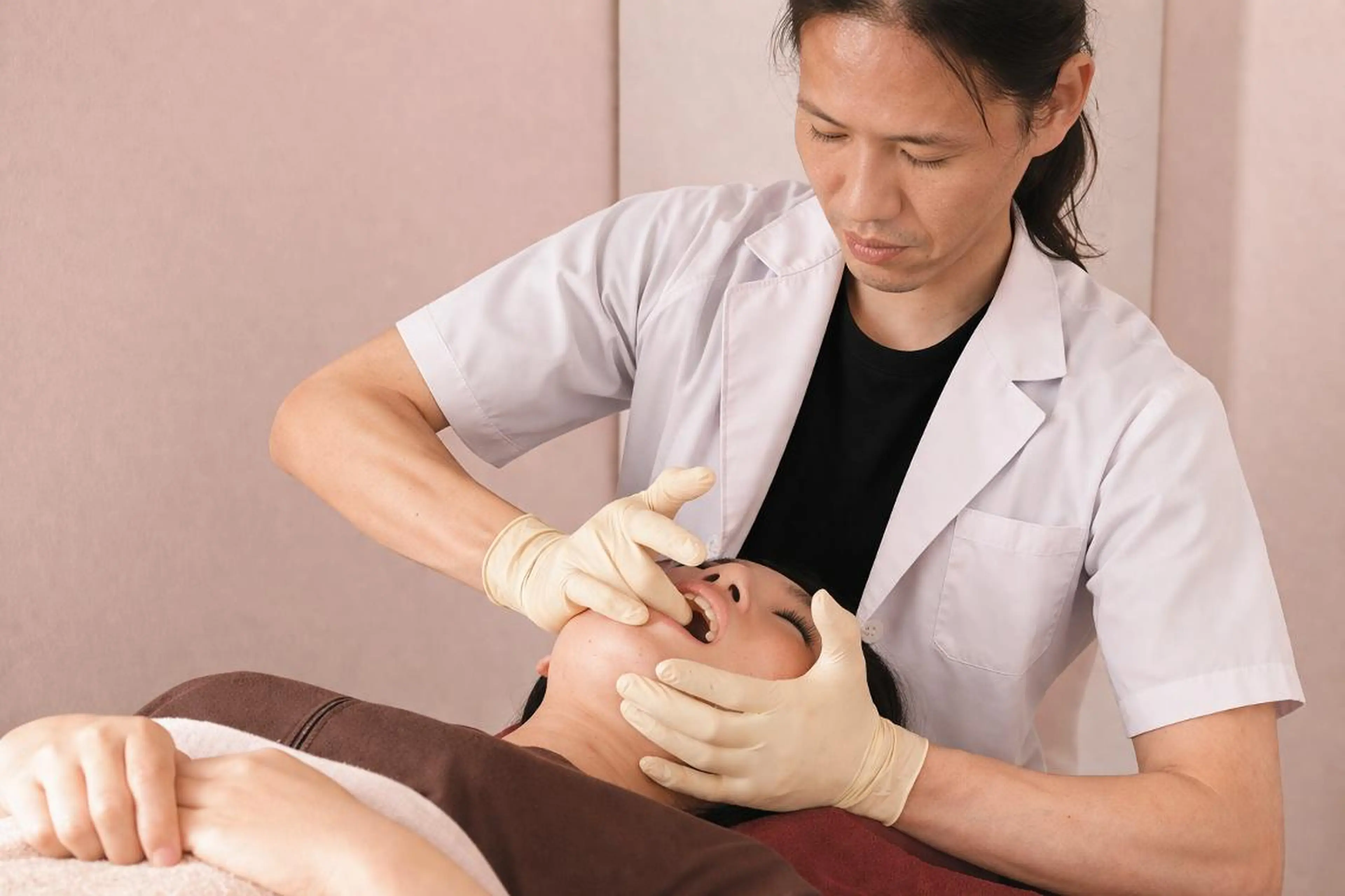 エラ張り・左右差が気になる方へ｜顎から整える小顔ケアの写真