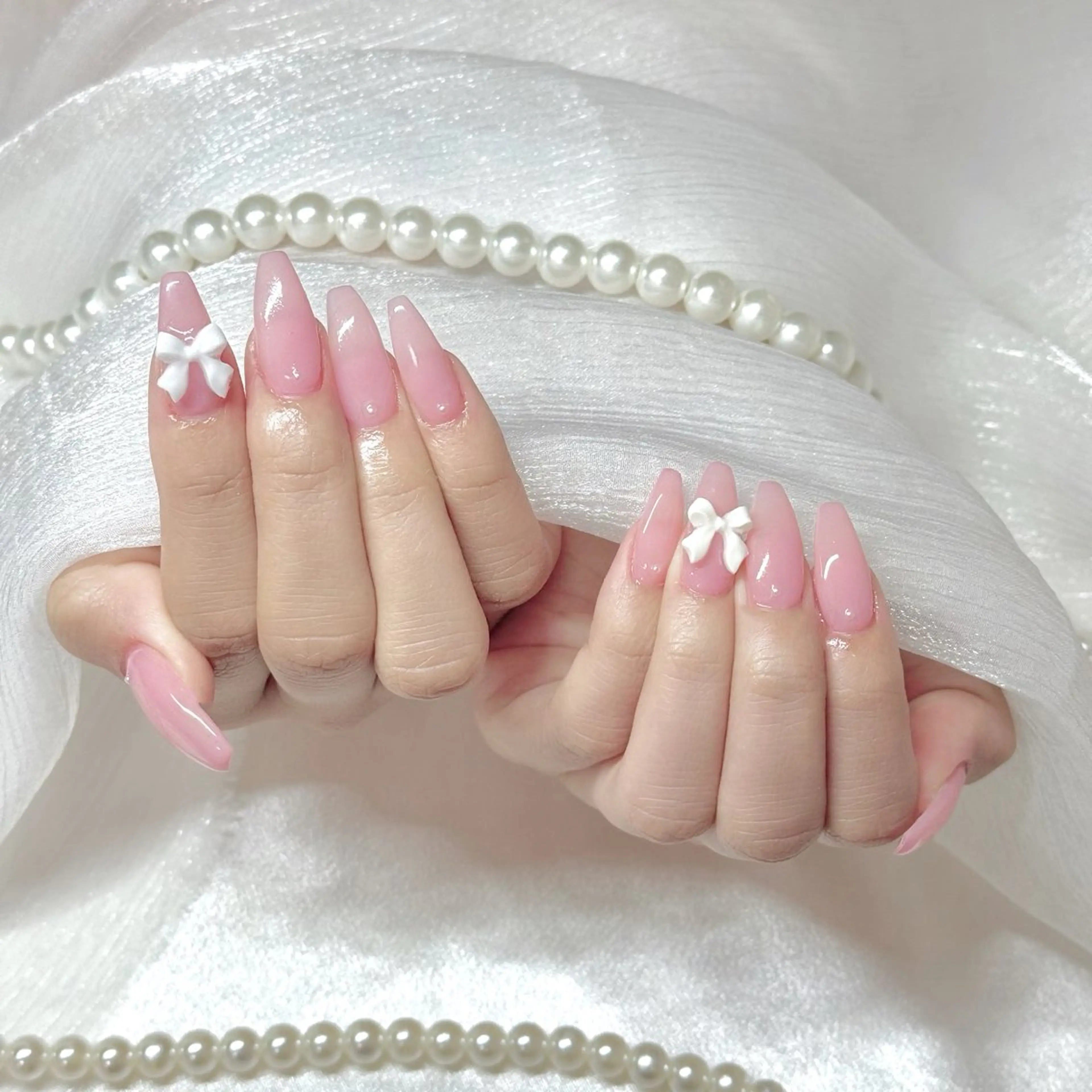 ネイル ワンカラーネイル リボン ストーンネイル ハンドネイル navi nail_ yuriのネイルデザイン