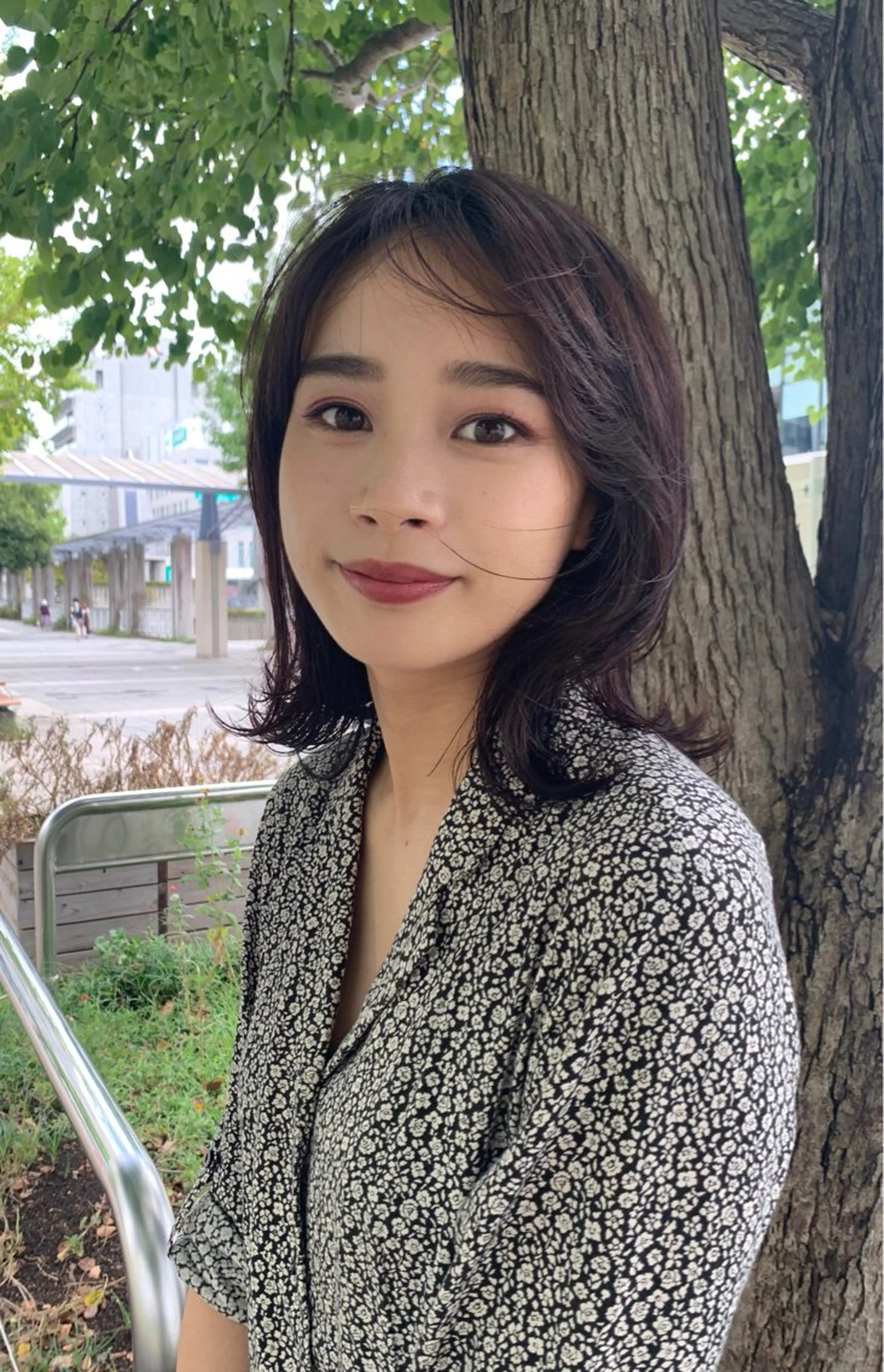 ミディアム カット 佐々木 郁実のヘアスタイル