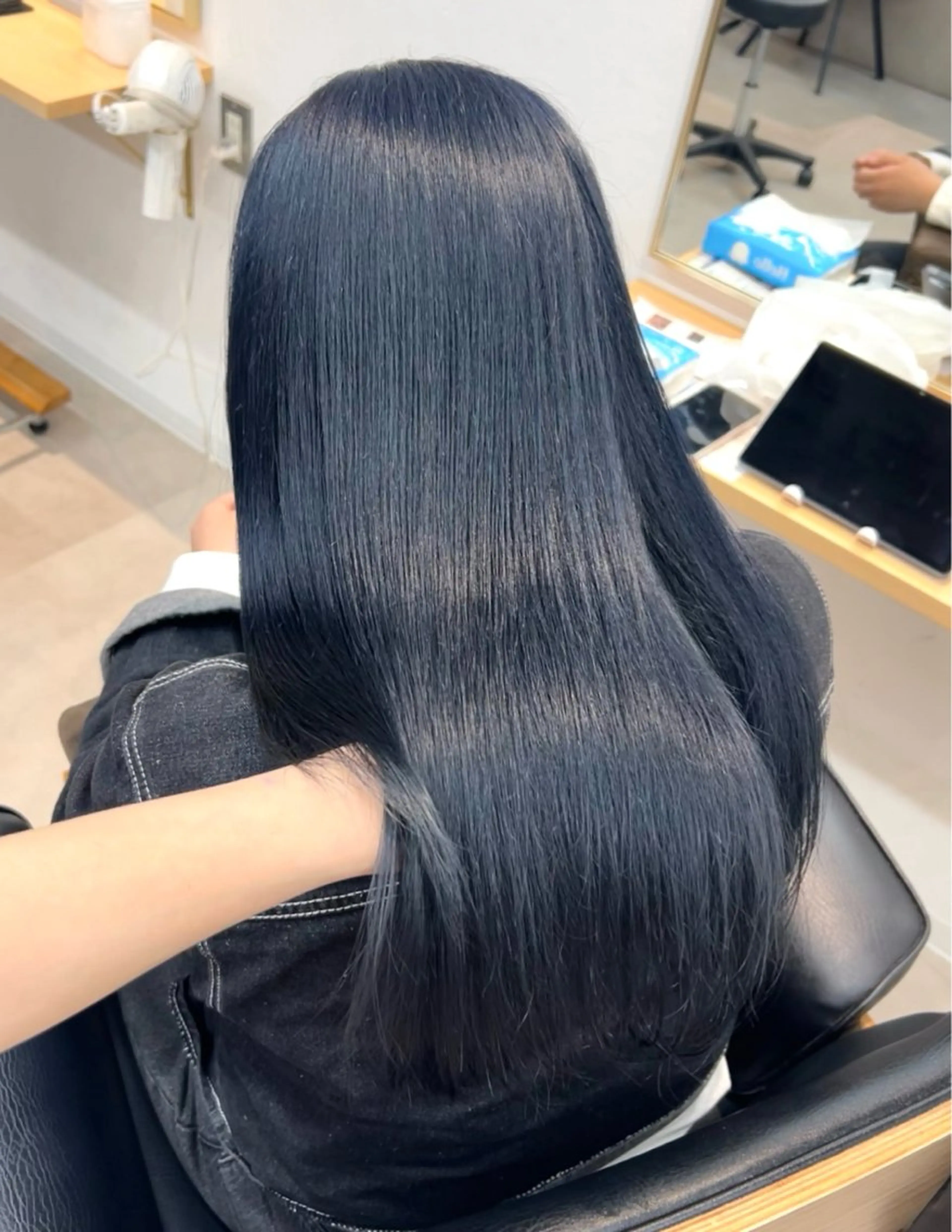 ロング カラー 黒髪 ブリーチ ブルーカラー ブルーブラック 髪質改善 カット ヘアカラー トリートメント 艶カラー/レイヤー/ ハイトーン/まなみのヘアスタイル