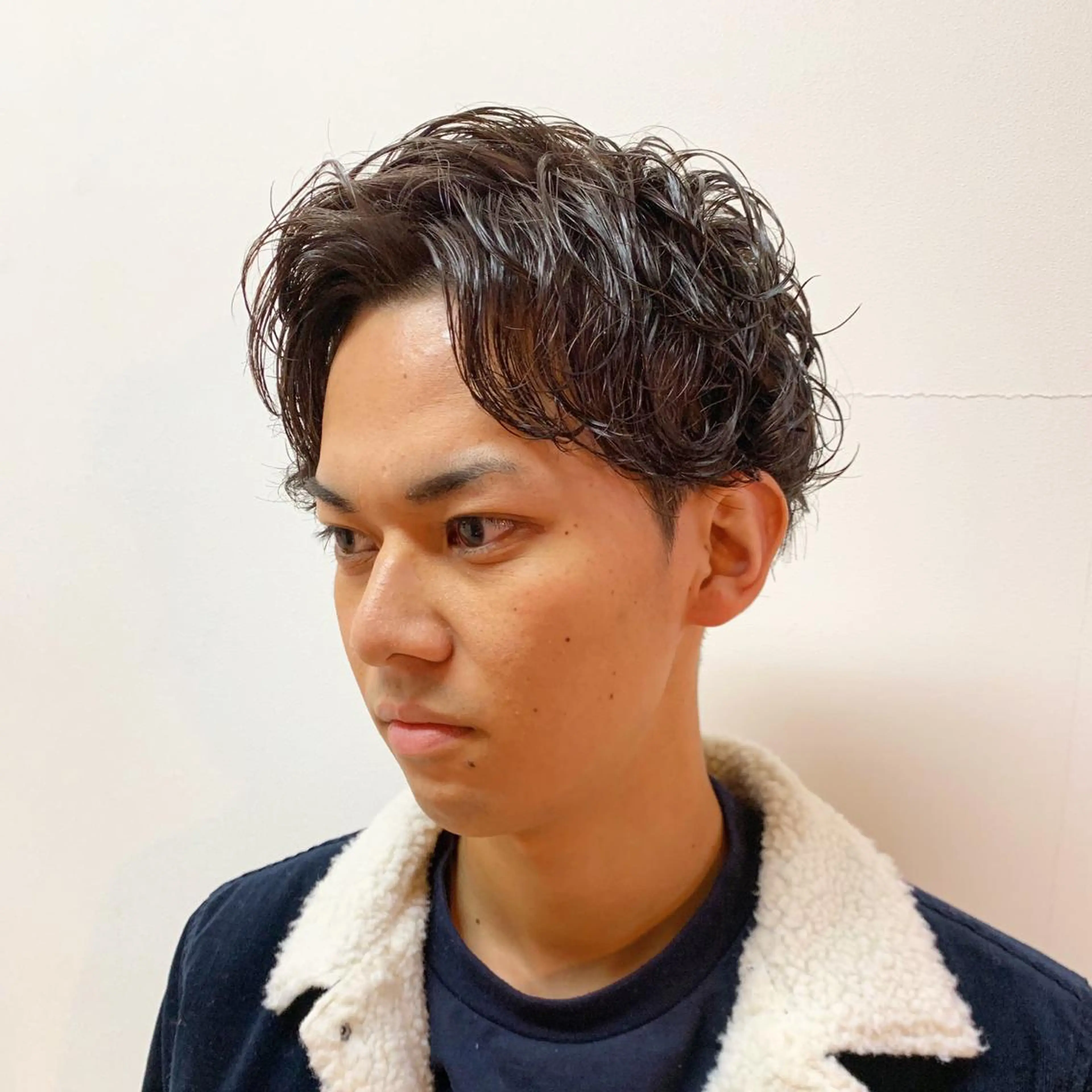 ショート カラー パーマ メンズ マッシュ ブルーカラー ブルージュ ショートヘア ニュアンスパーマ カット パーマ 🟦メンズパーマ🟦 横浜駅｜小上馬淳司のヘアスタイル