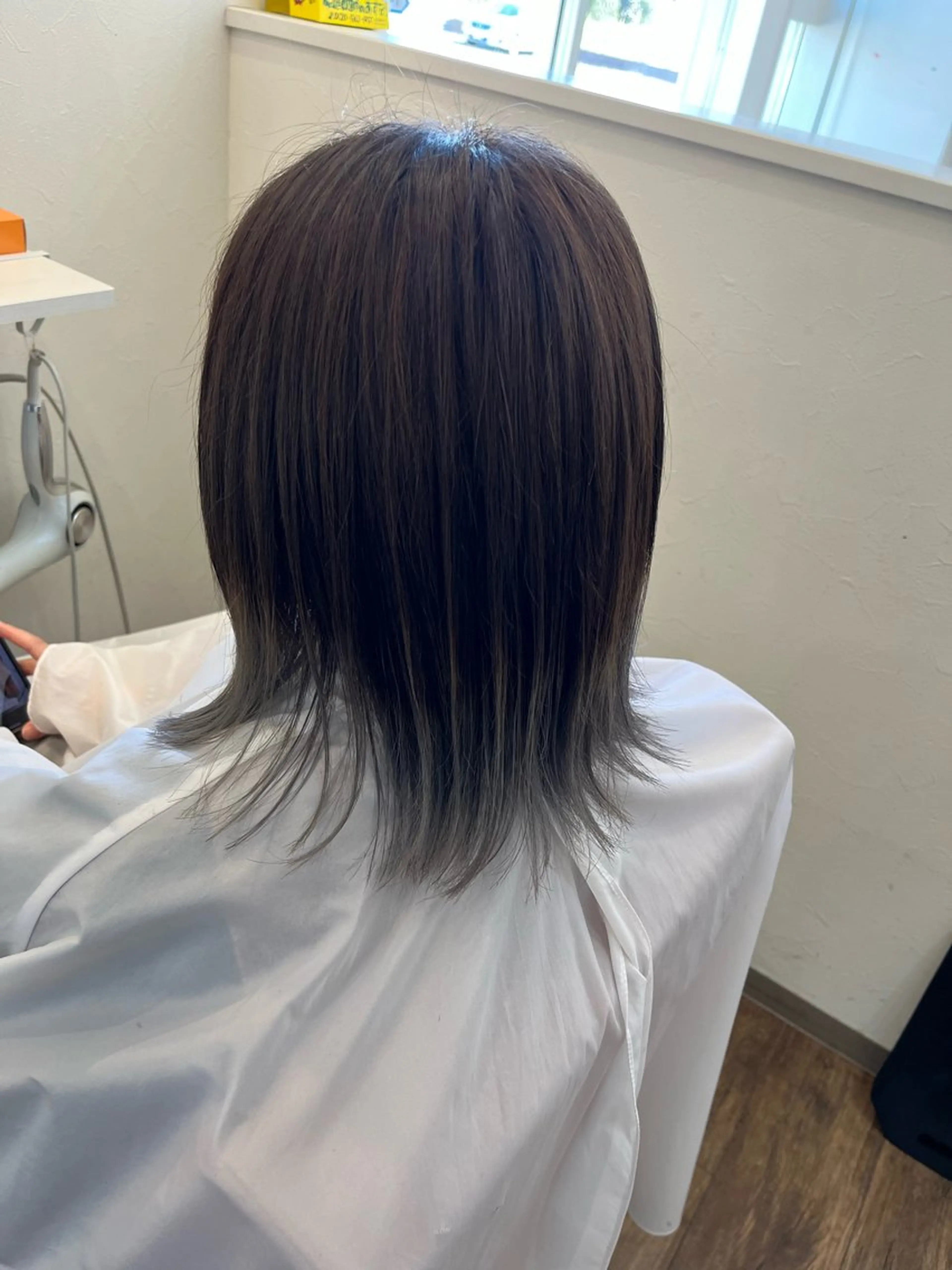 ミディアム カラー 廣川 真梨乃のヘアスタイル
