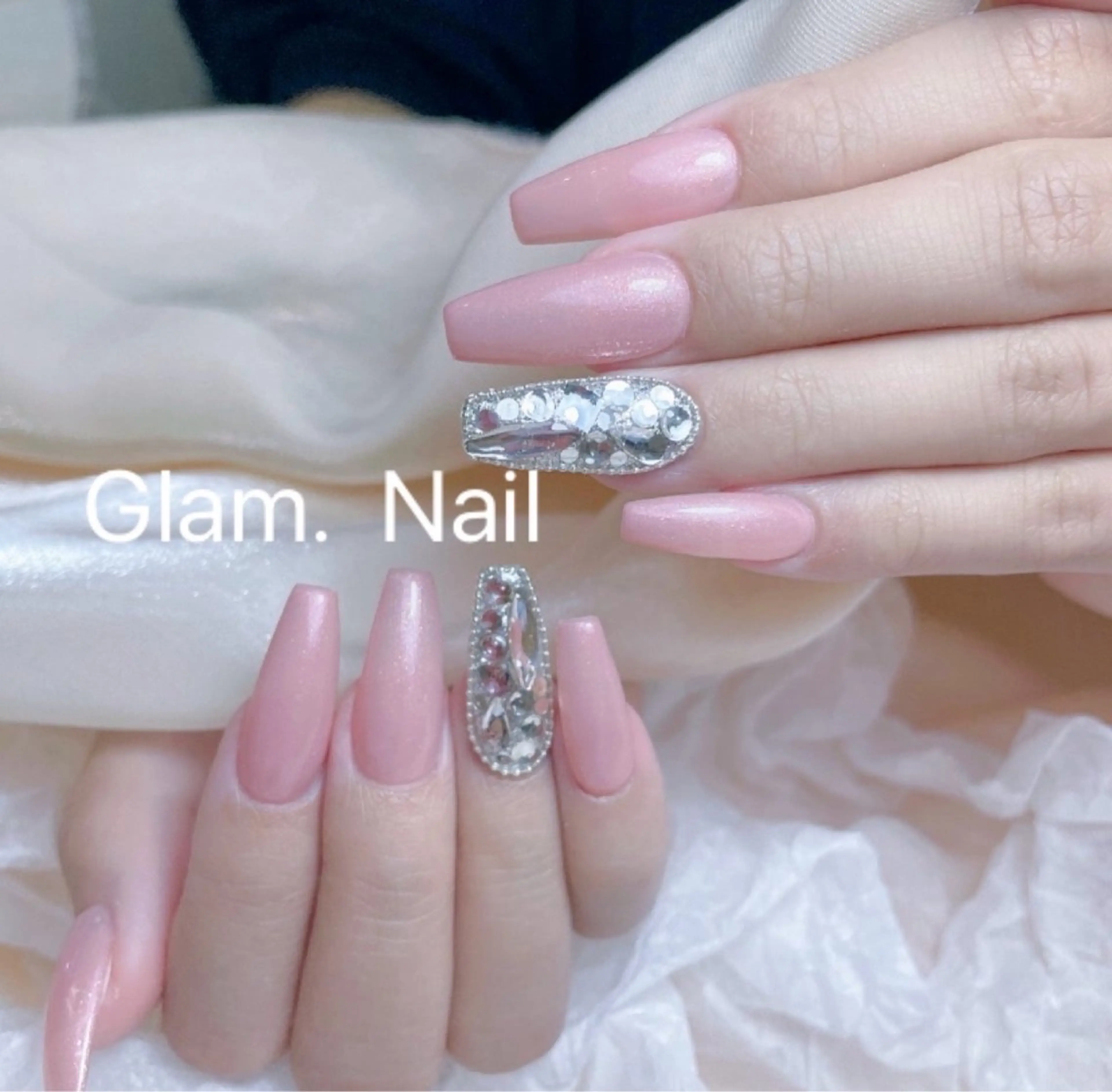 ワンカラー＋ストーン埋め尽くし＆大きいパーツ2本「オフィスネイル」の写真