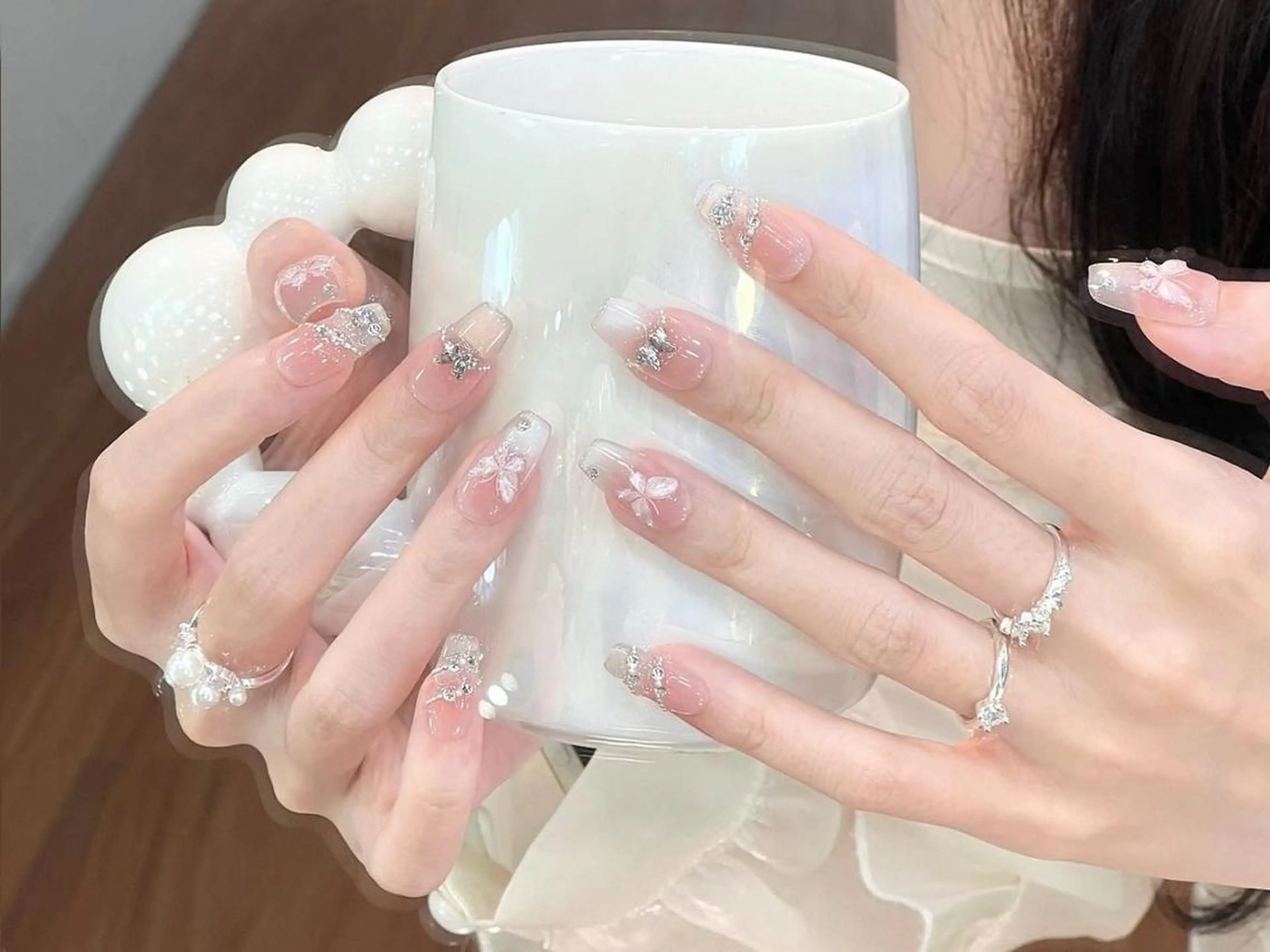 ネイル ガーリー グラデーション ミディアムネイル ピンク 春ネイル ハンドネイル ハンドケア Yuyu 🧁のネイルデザイン