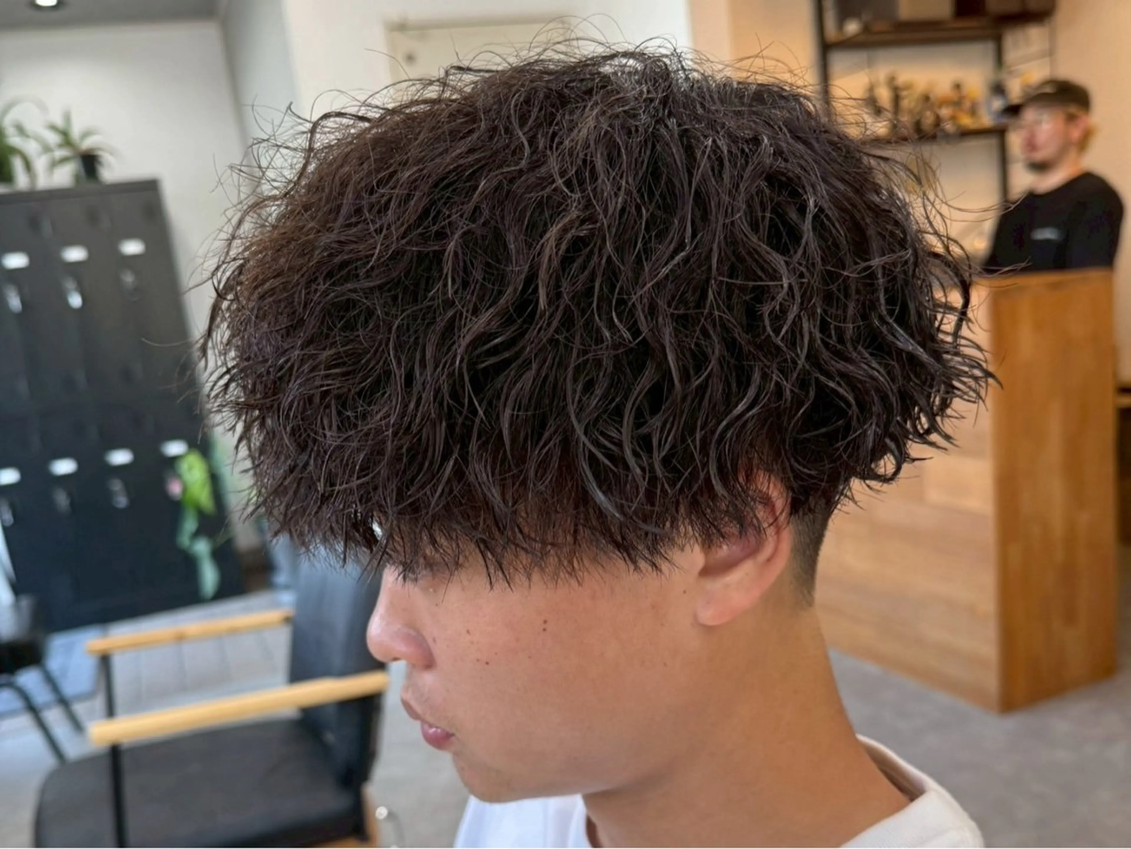 ショート パーマ メンズ センターパート フェードカット マッシュ メンズパーマ スペインカール 宮下 遼太のヘアスタイル