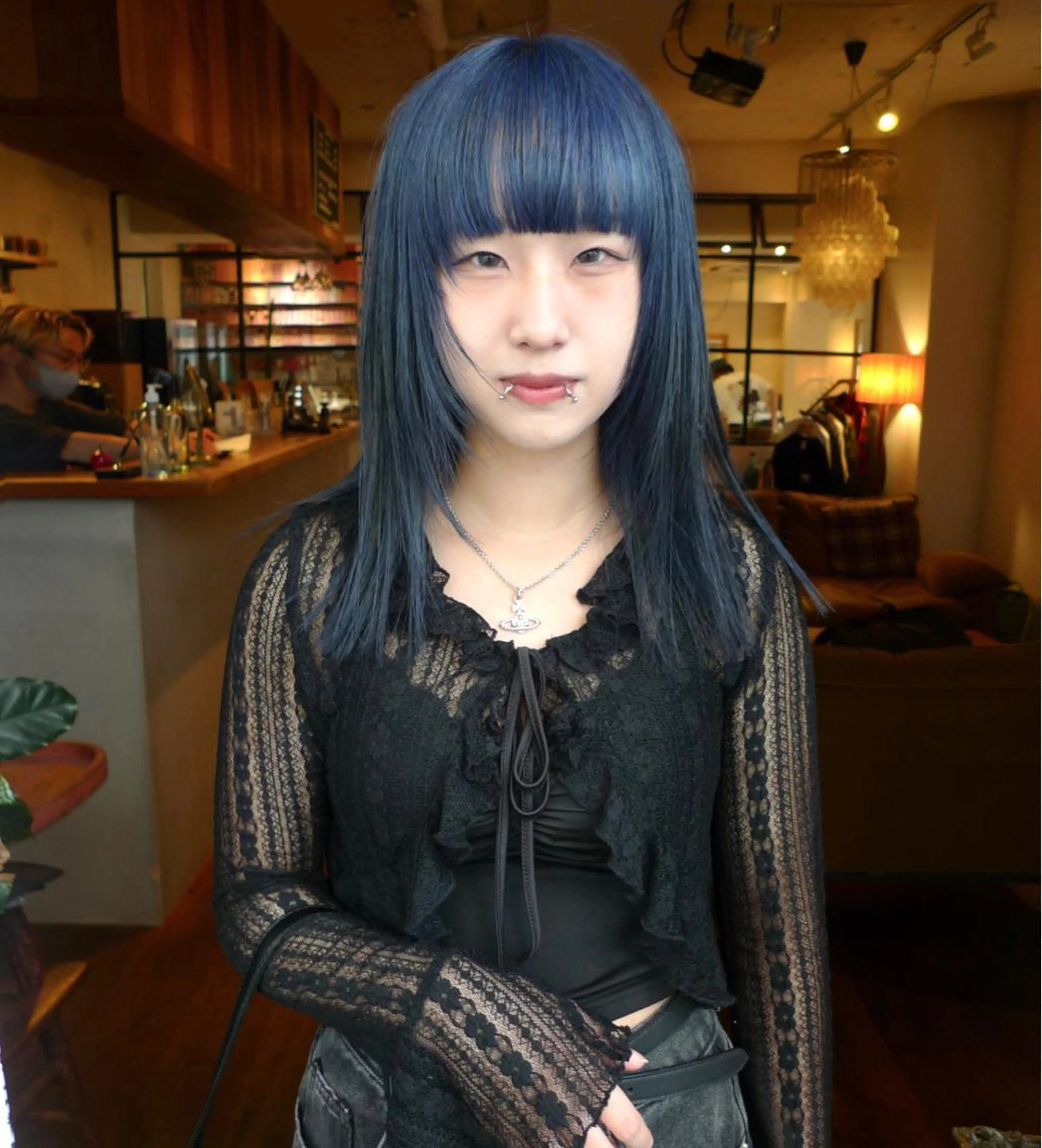 セミロング カラー 黒髪 ブリーチ ブルーカラー ブルーブラック ケアブリーチ ファッションに 溶け込むstyleのヘアスタイル