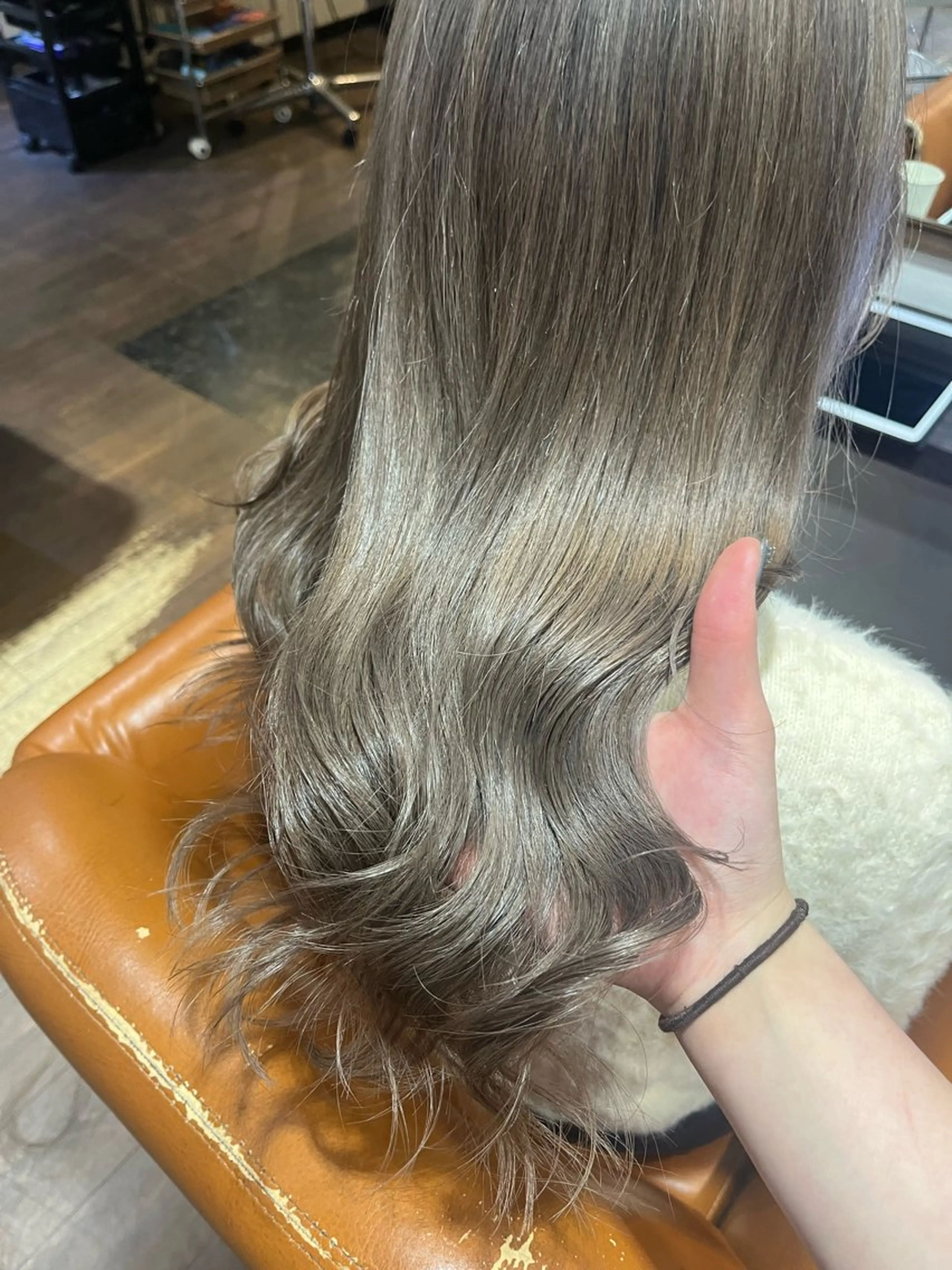 ロング カラー グレージュ 小泉 ゆあのヘアスタイル