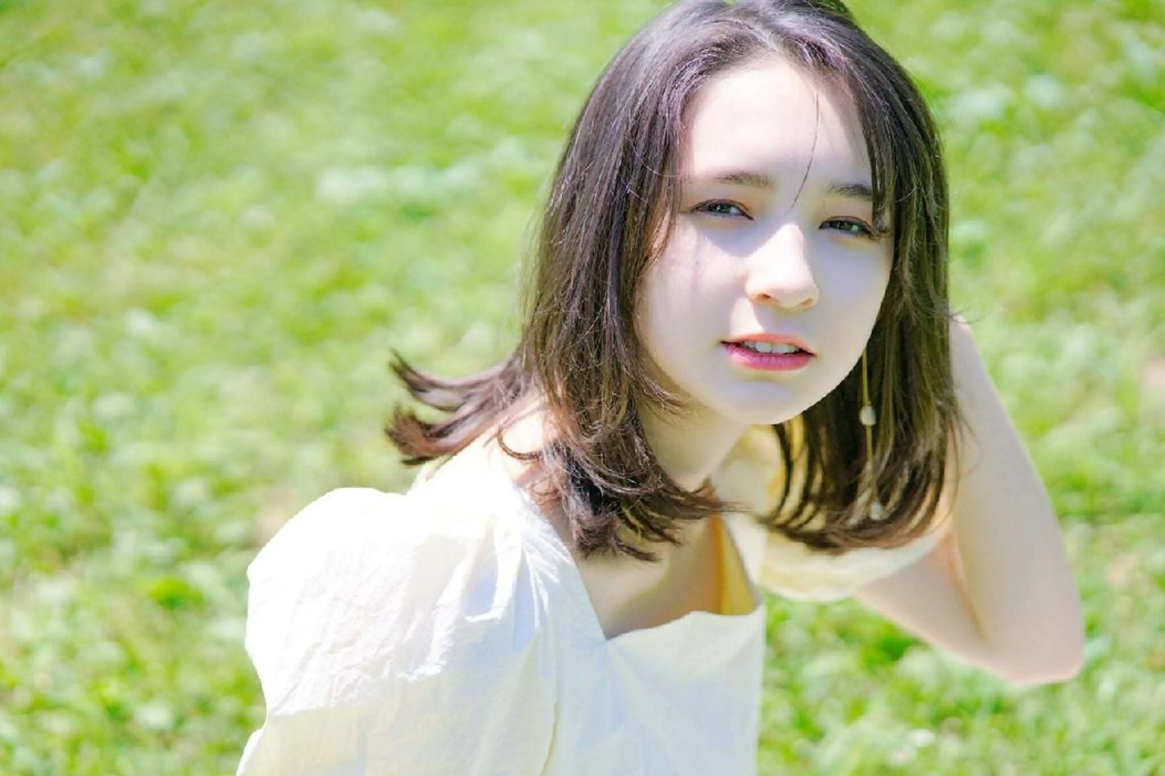 ミディアム カラー アッシュ ベージュカラー フォギーベージュ グレージュ ヨシンモリ newi saLyu ネウィ　サリューのヘアスタイル