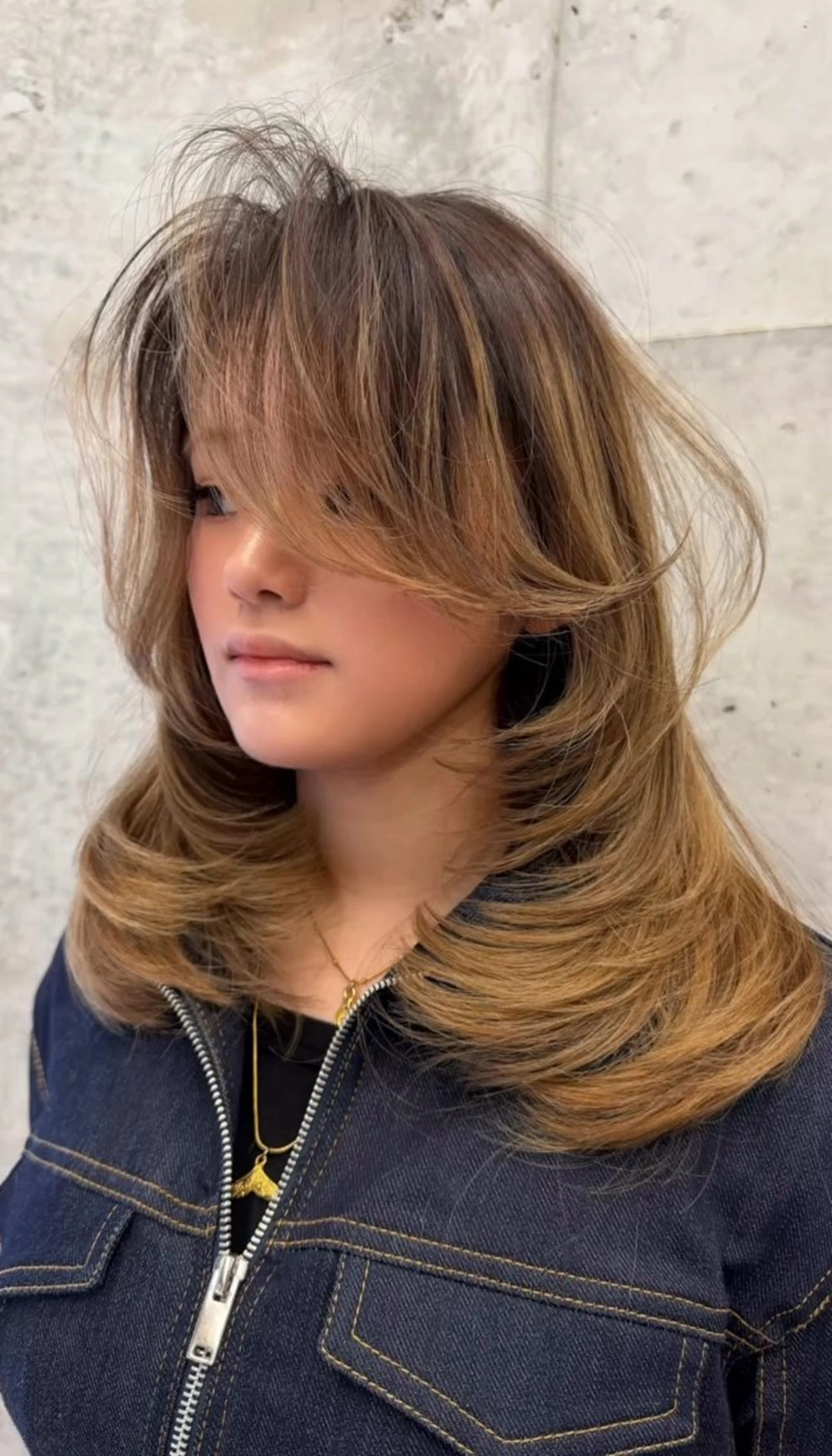 ミディアム ミディアムレイヤー レイヤーカット 小顔カット カット Miho/海外レイヤ ー/縮毛矯正のヘアスタイル