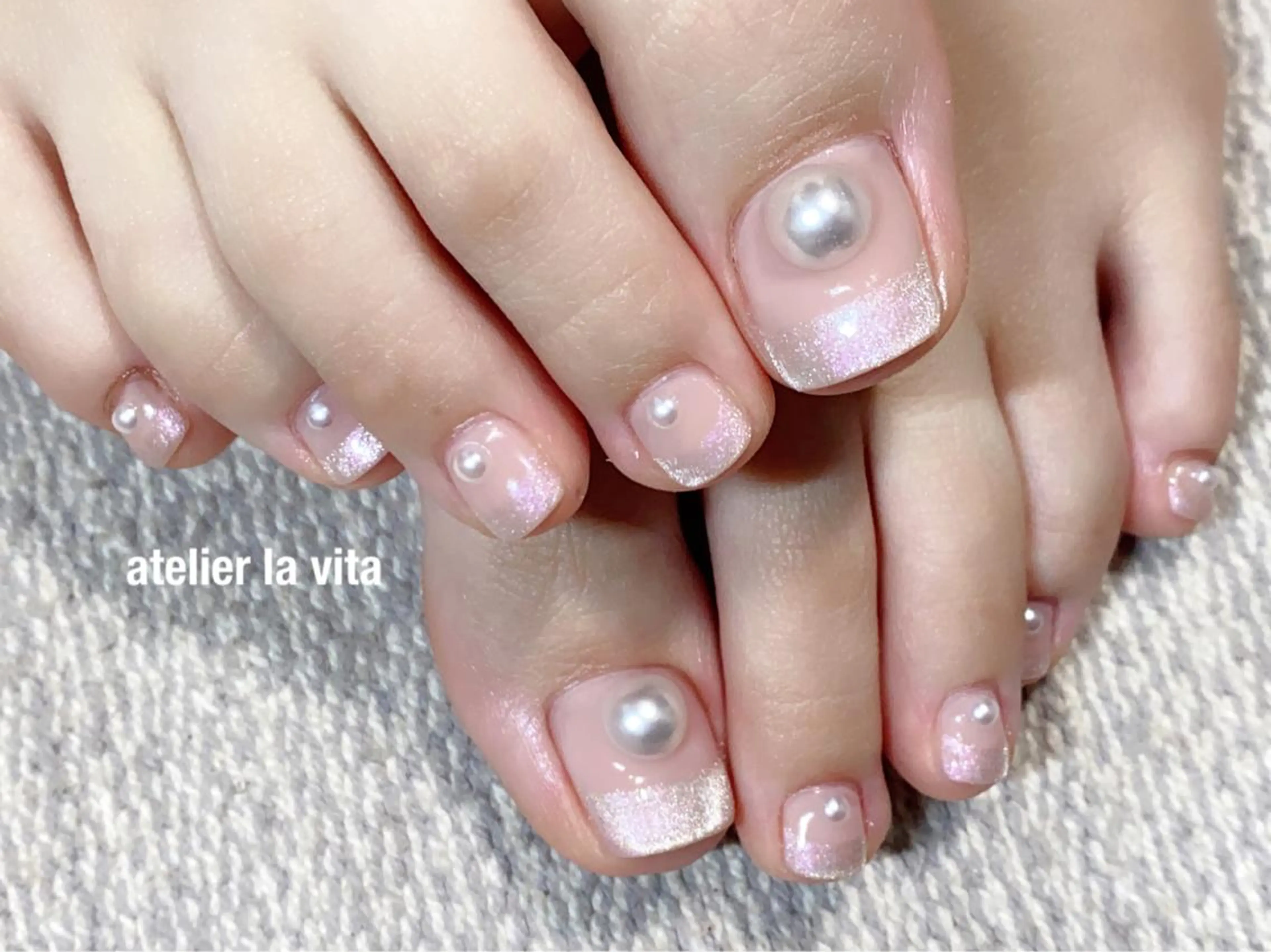 ネイル オーロラネイル フットネイル フレンチネイル マグネットネイル ピンク フットネイル atelier la vita所属・lavita. mimuraのネイルデザイン