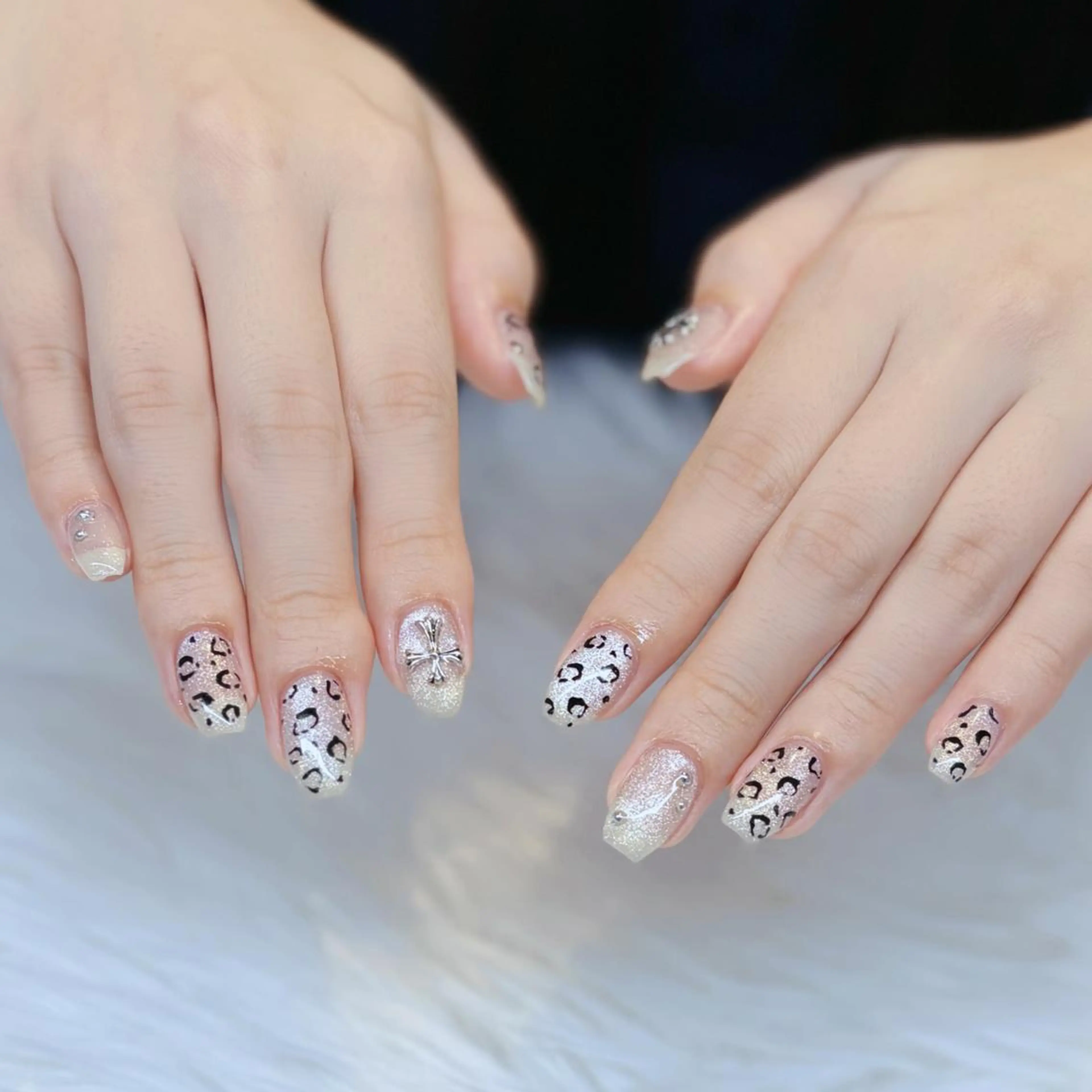 ネイル アニマル柄 キラキラネイル 韓国ネイル マグネットネイル シルバー Keli Nail 難波のネイルデザイン