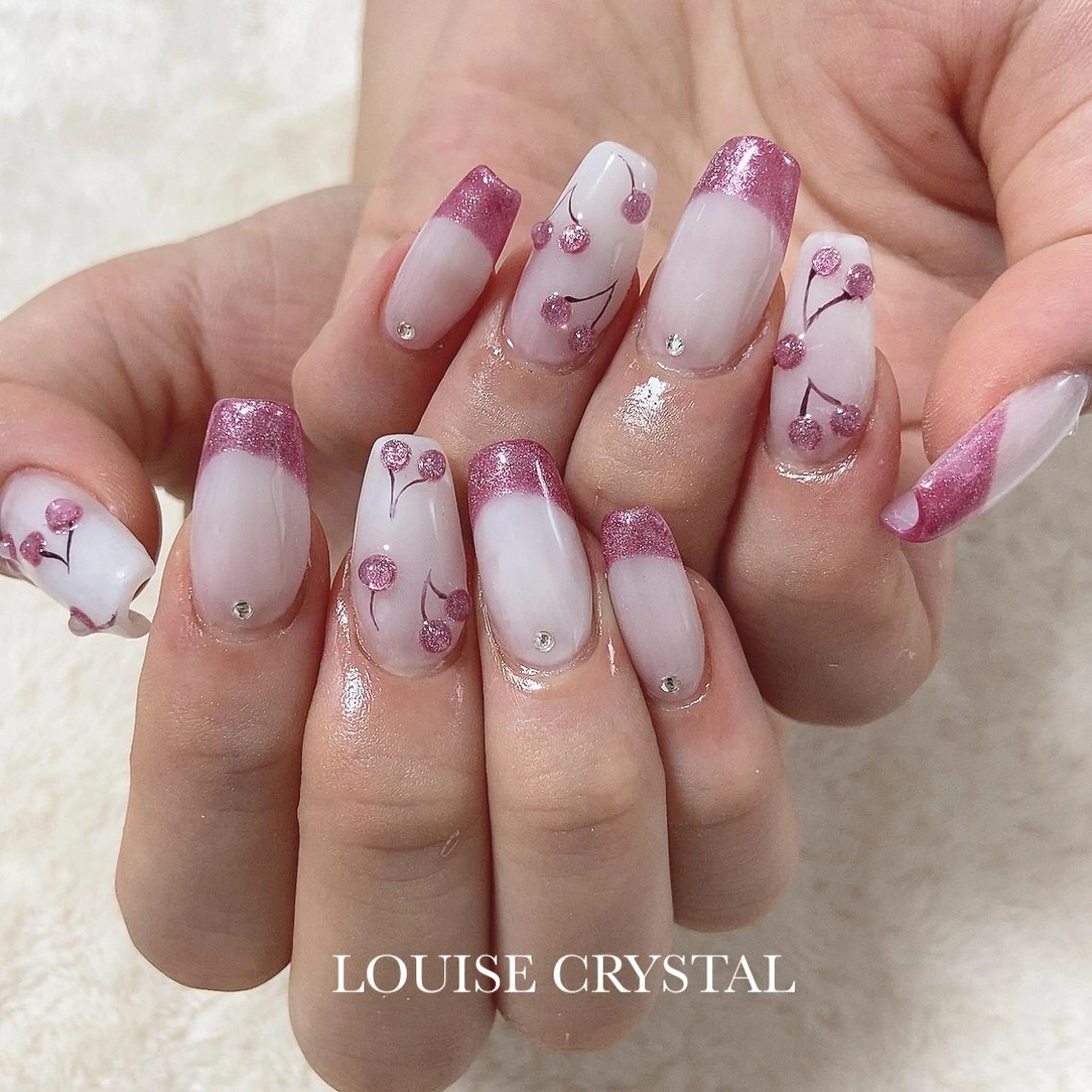 ネイル ハンドネイル LOUISE CRYSTALのネイルデザイン