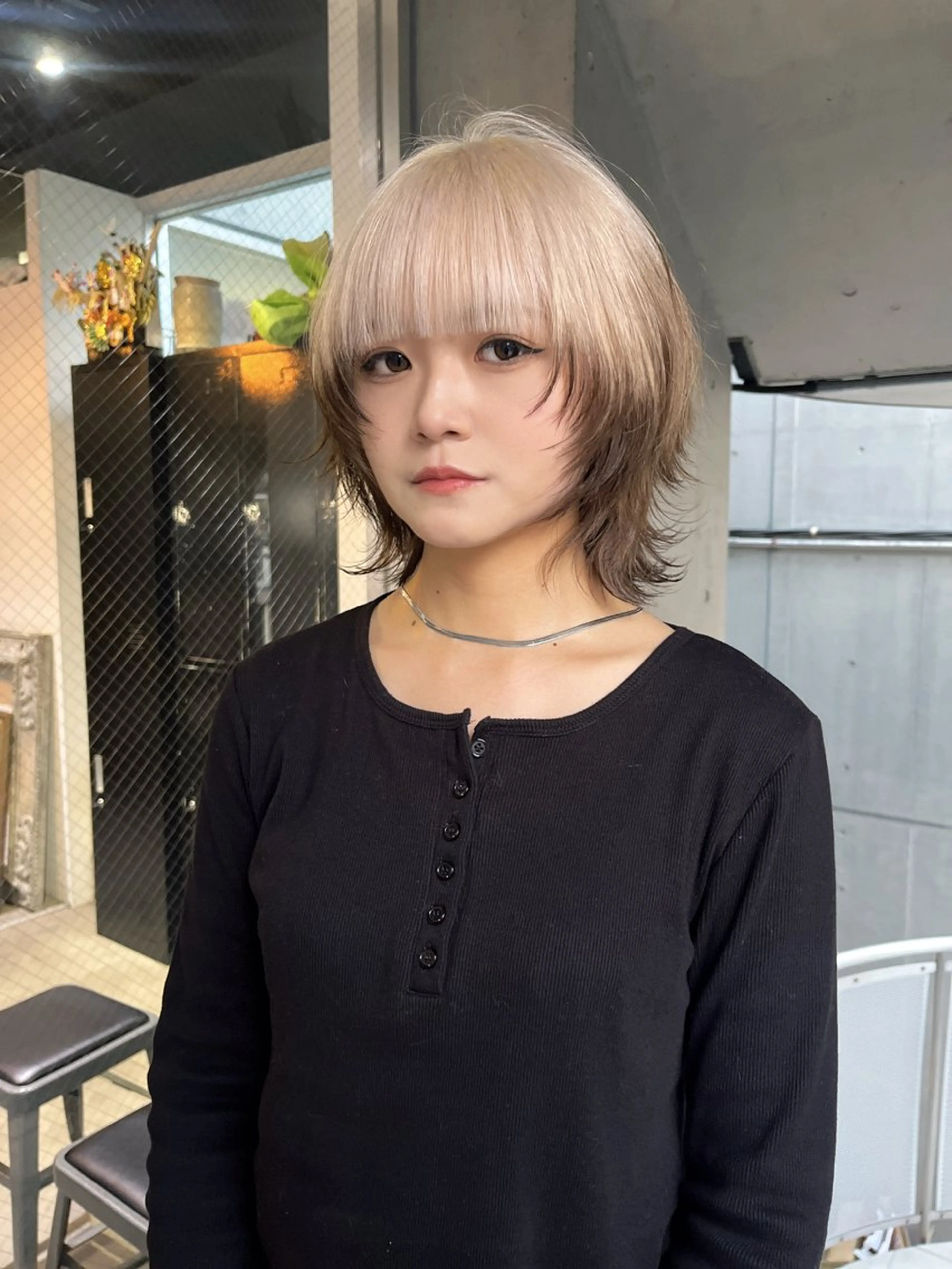 ショート カラー ベージュカラー 抜きっぱなしブロンド デザインカラー グラデーションカラー ミルクティーベージュ ヘアカラー トリートメント ミルクティーベージュ ブリーチ　店長　清水のヘアスタイル