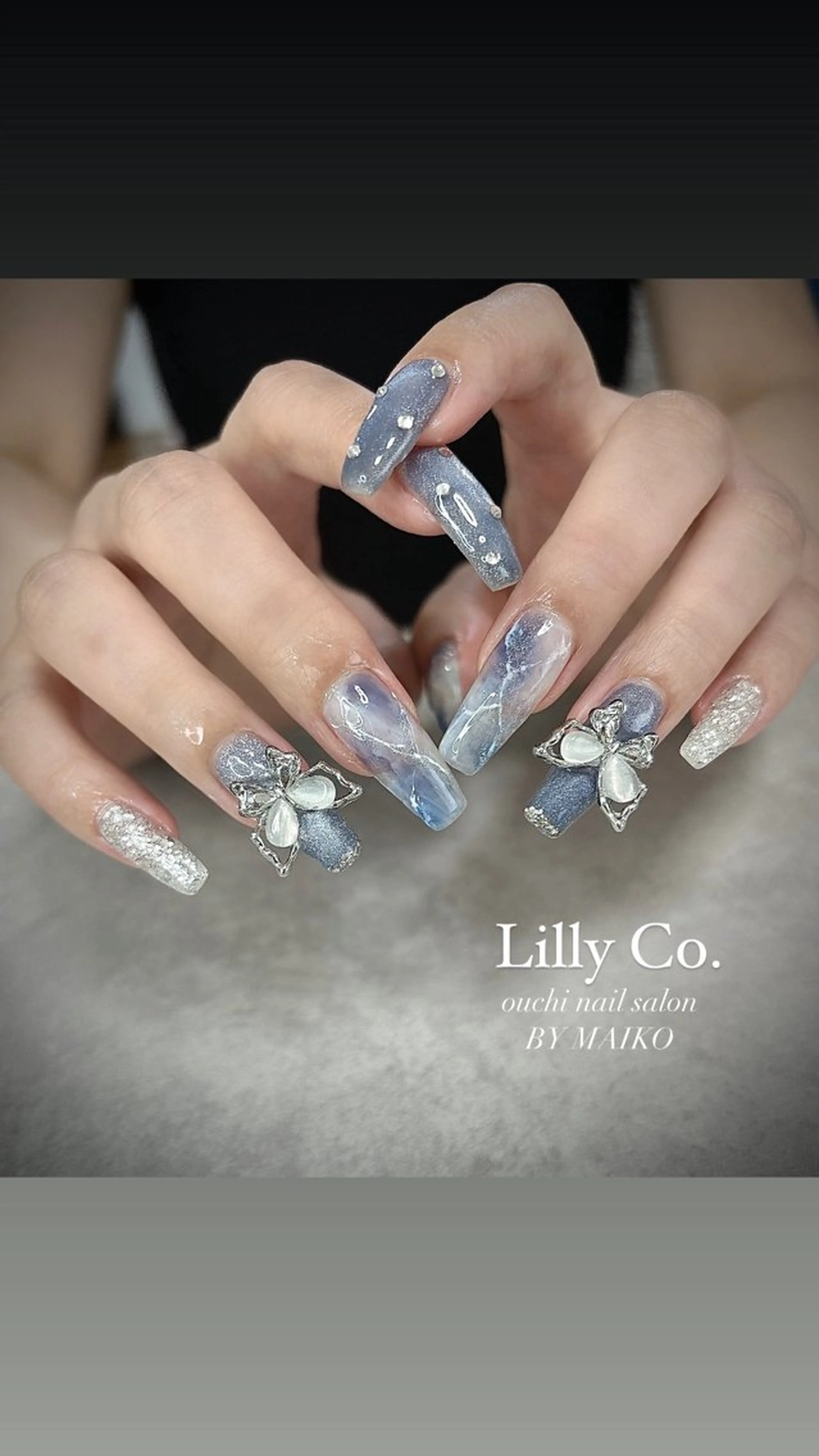ネイル ブルー キラキラネイル ニュアンスネイル ハンドネイル ハンドケア Lilly Co.のネイルデザイン