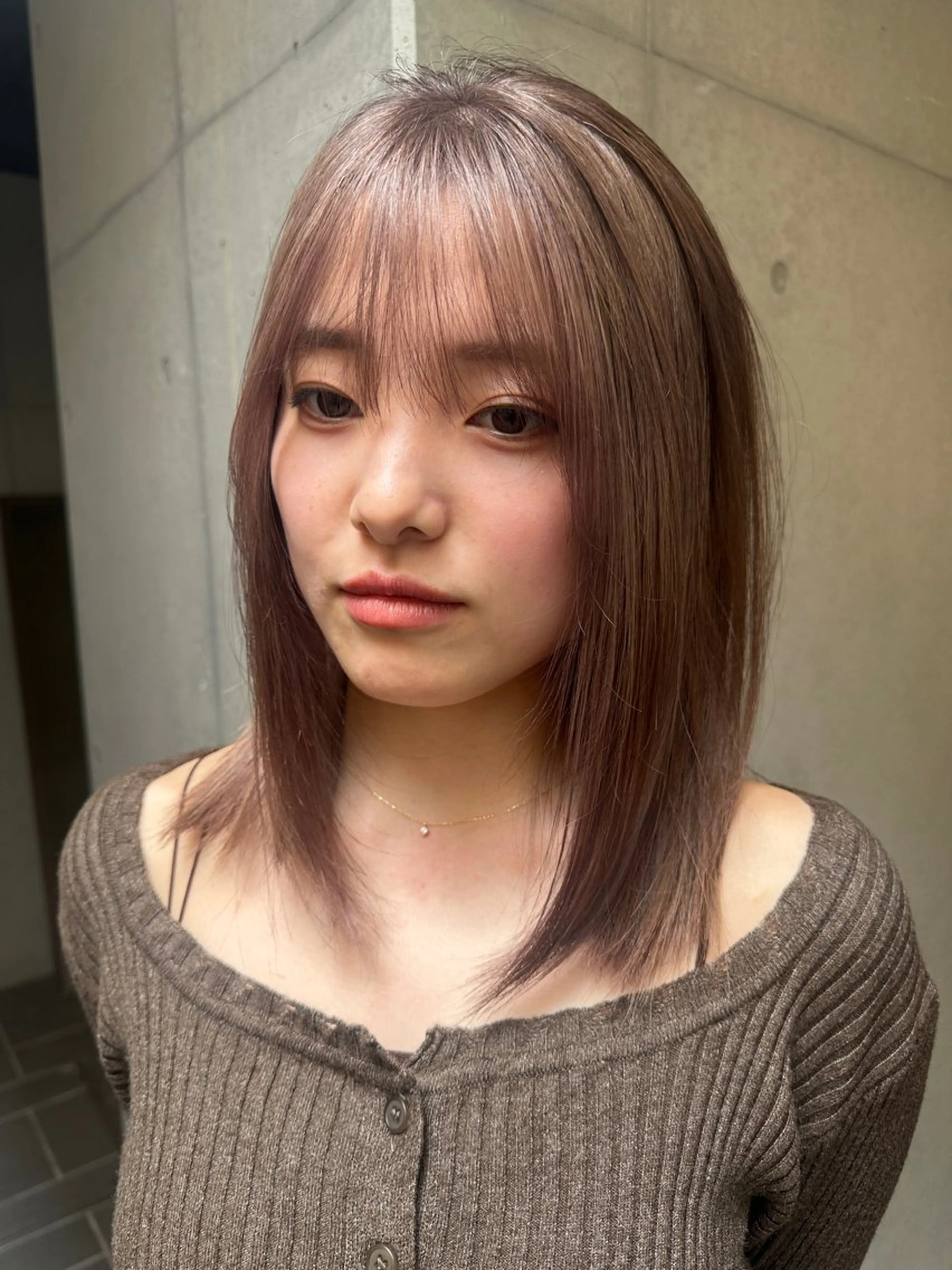 ミディアム カラー ベージュカラー ブリーチ ミルクティーベージュ ホワイトベージュ カット ヘアカラー トリートメント 似合わせウルフ/ レイヤー/山本祐輔のヘアスタイル