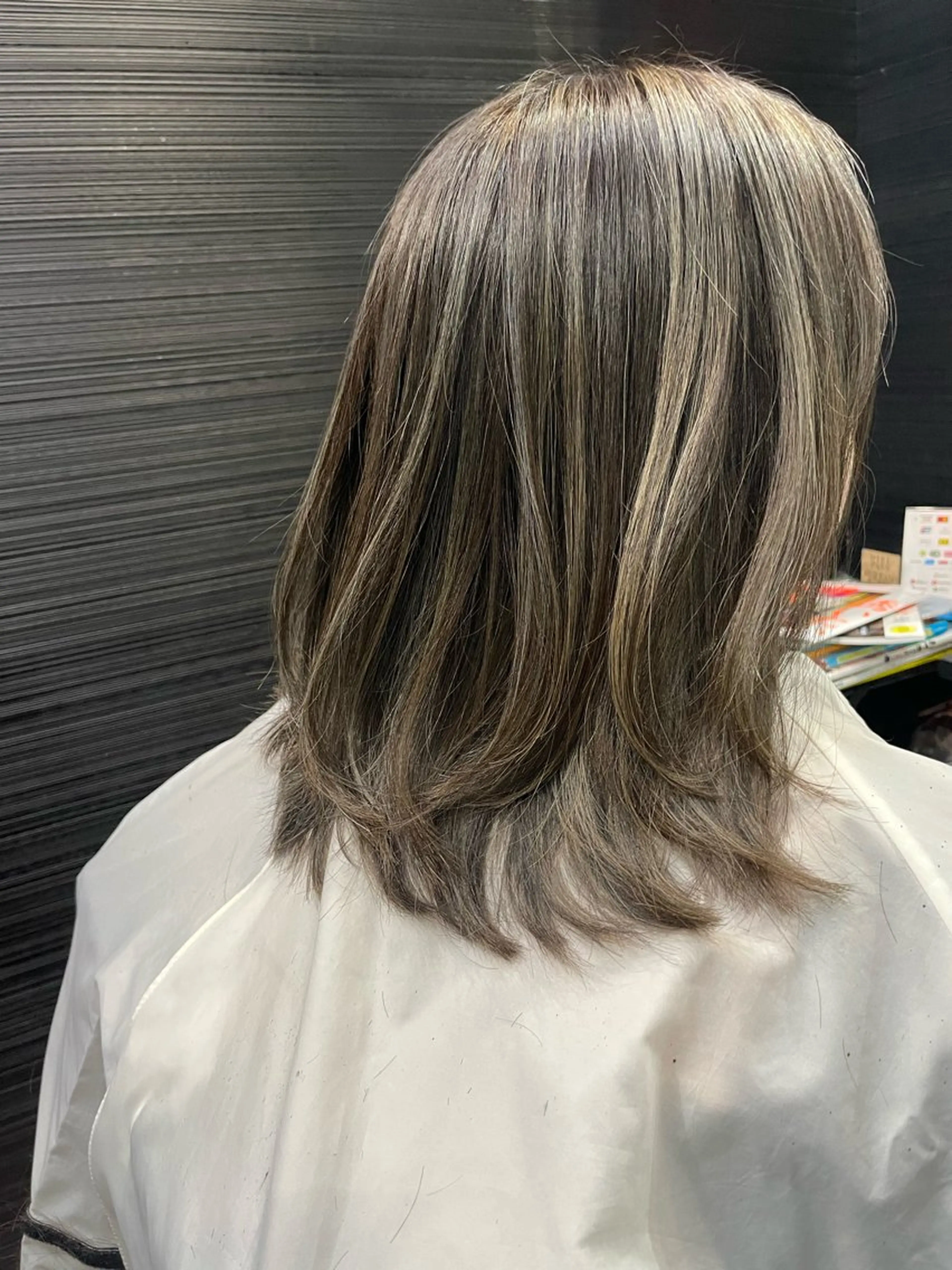 ミディアム カラー ハイライトカラー ハイライト レイヤーカット カット ヘアカラー 山本 雅由のヘアスタイル