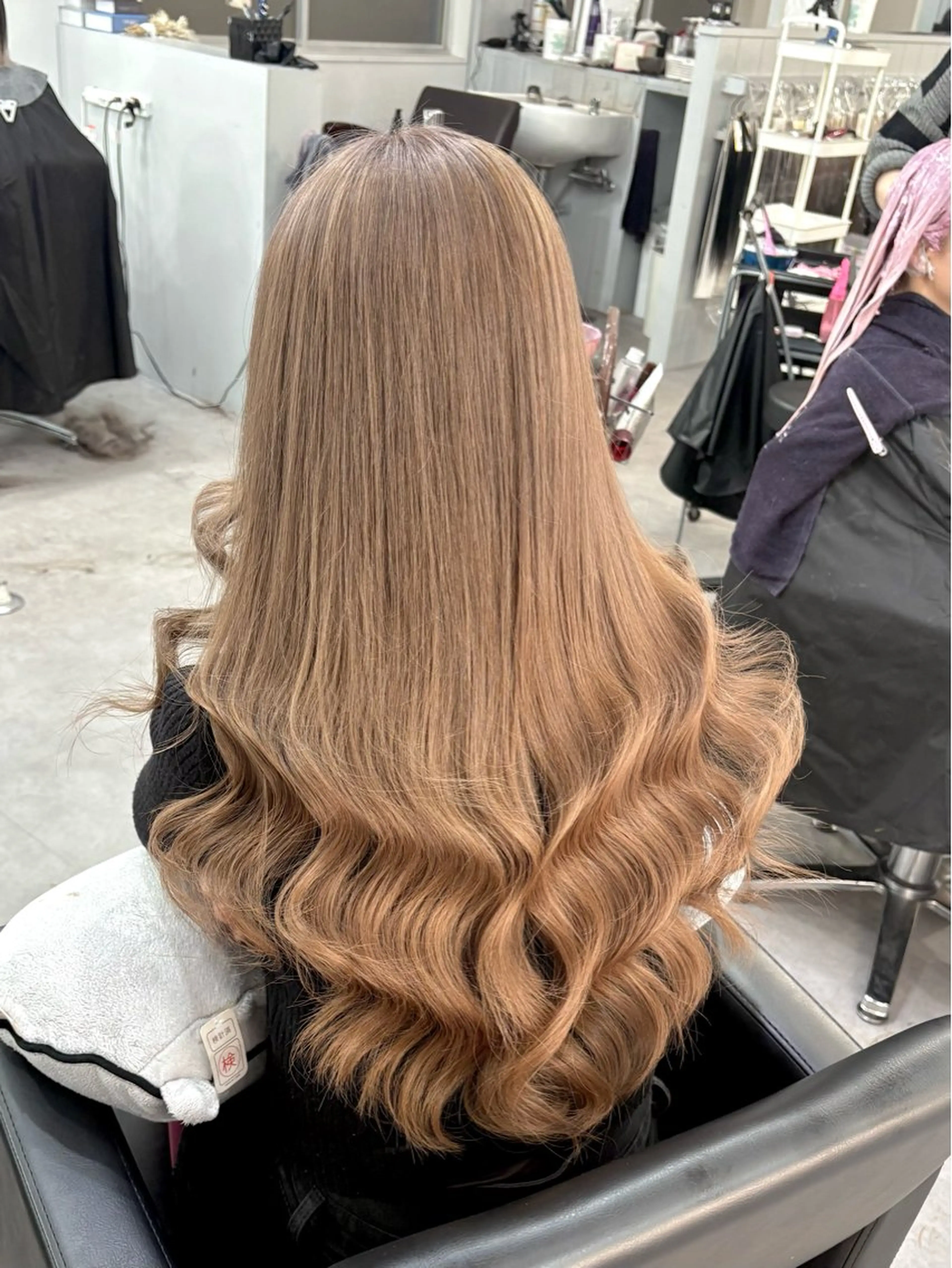 ロング カラー 大阪ケアブリーチ/ ミルクティーベージュのヘアスタイル