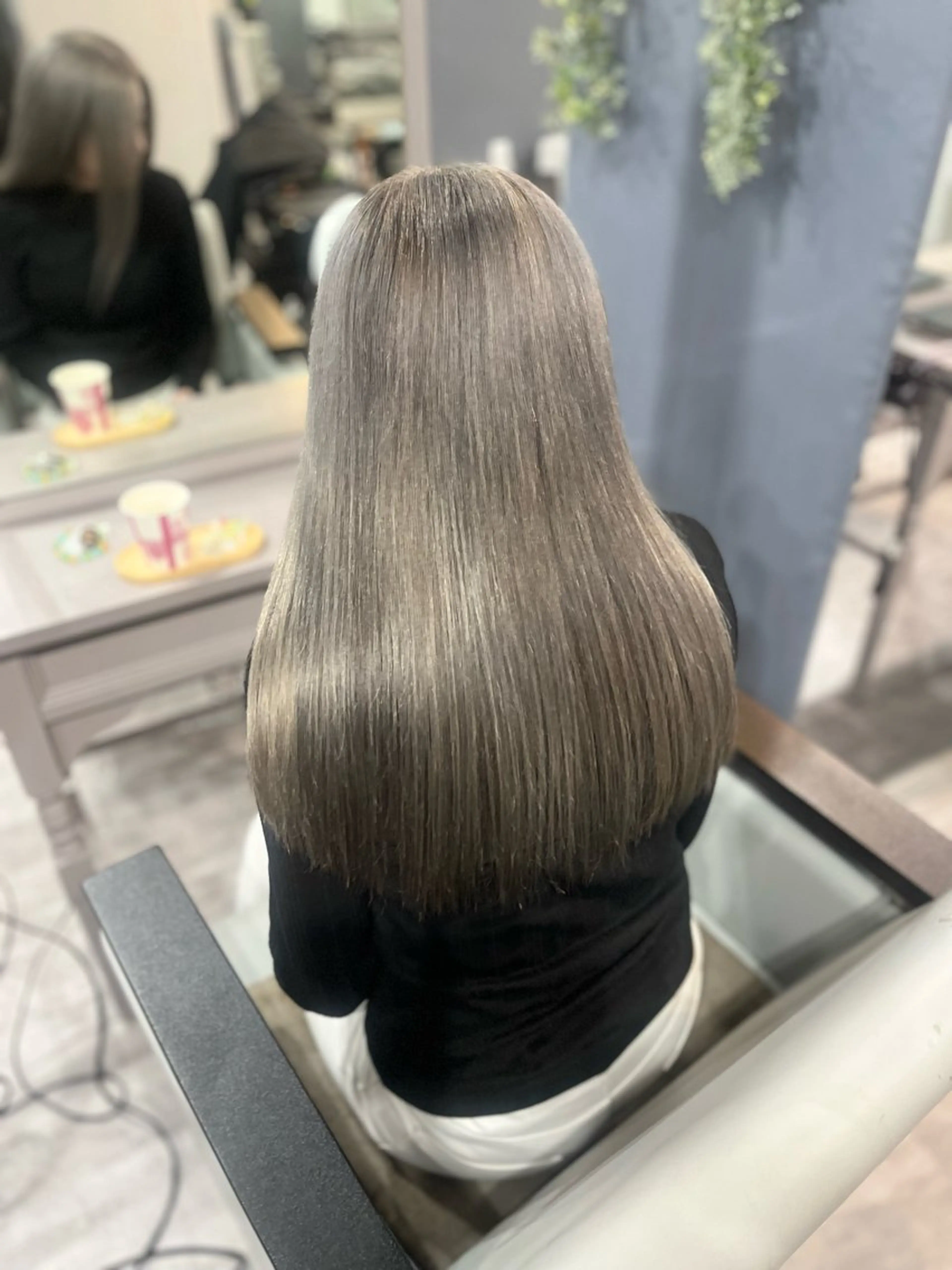 セミロング 川尻 詩織のヘアスタイル