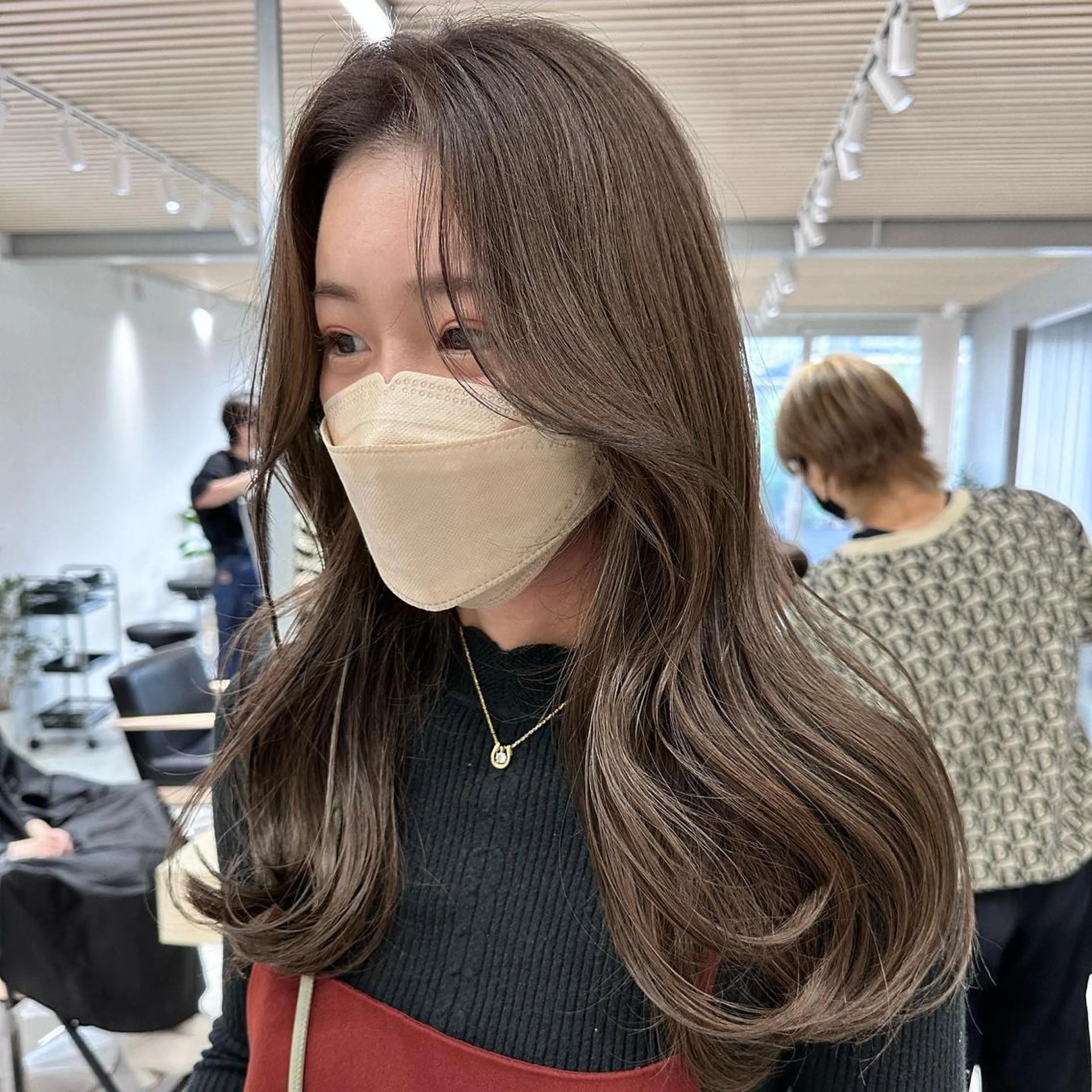ロング カラー レイヤーカット 透明感カラーのヘアスタイル
