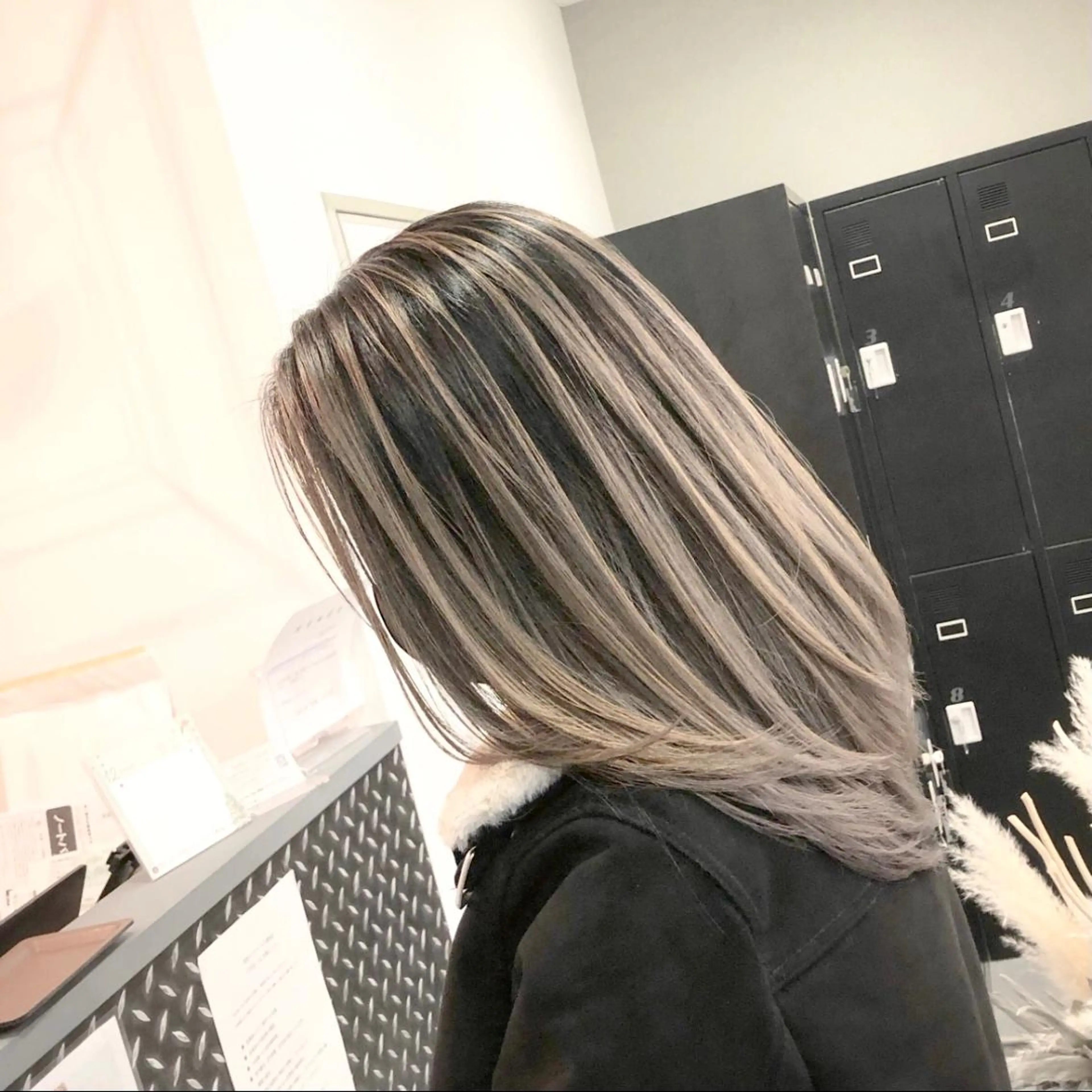 セミロング カラー ヘアアレンジ バレイヤージュ デザインカラー ハイライトカラー 外国人風カラー ハイライト アンドウ ユウ/ レイヤーカット/韓国のヘアスタイル