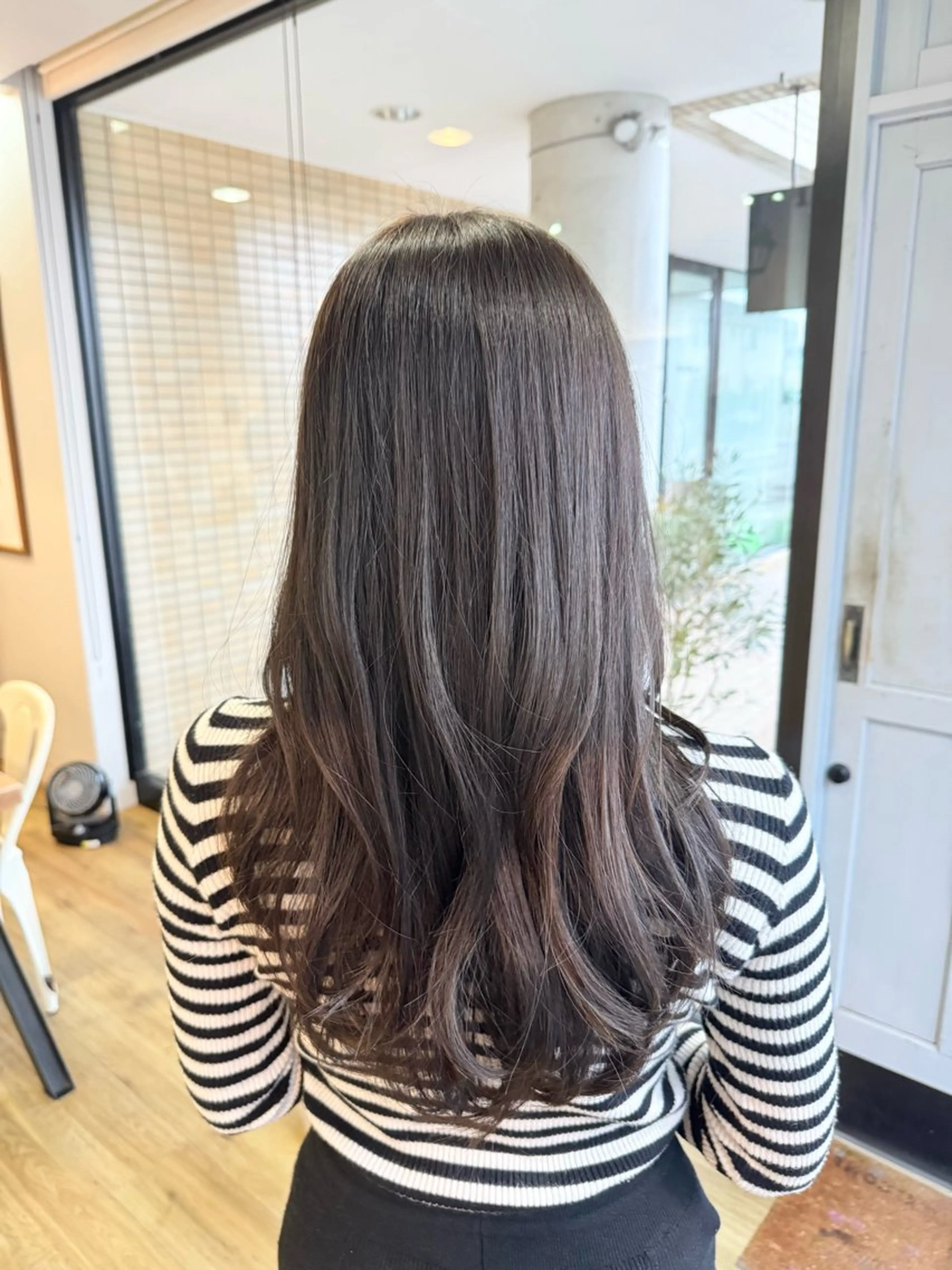 ロング カラー アッシュ アッシュグレー ヘアカラー トリートメント ツキダテ ユイのヘアスタイル