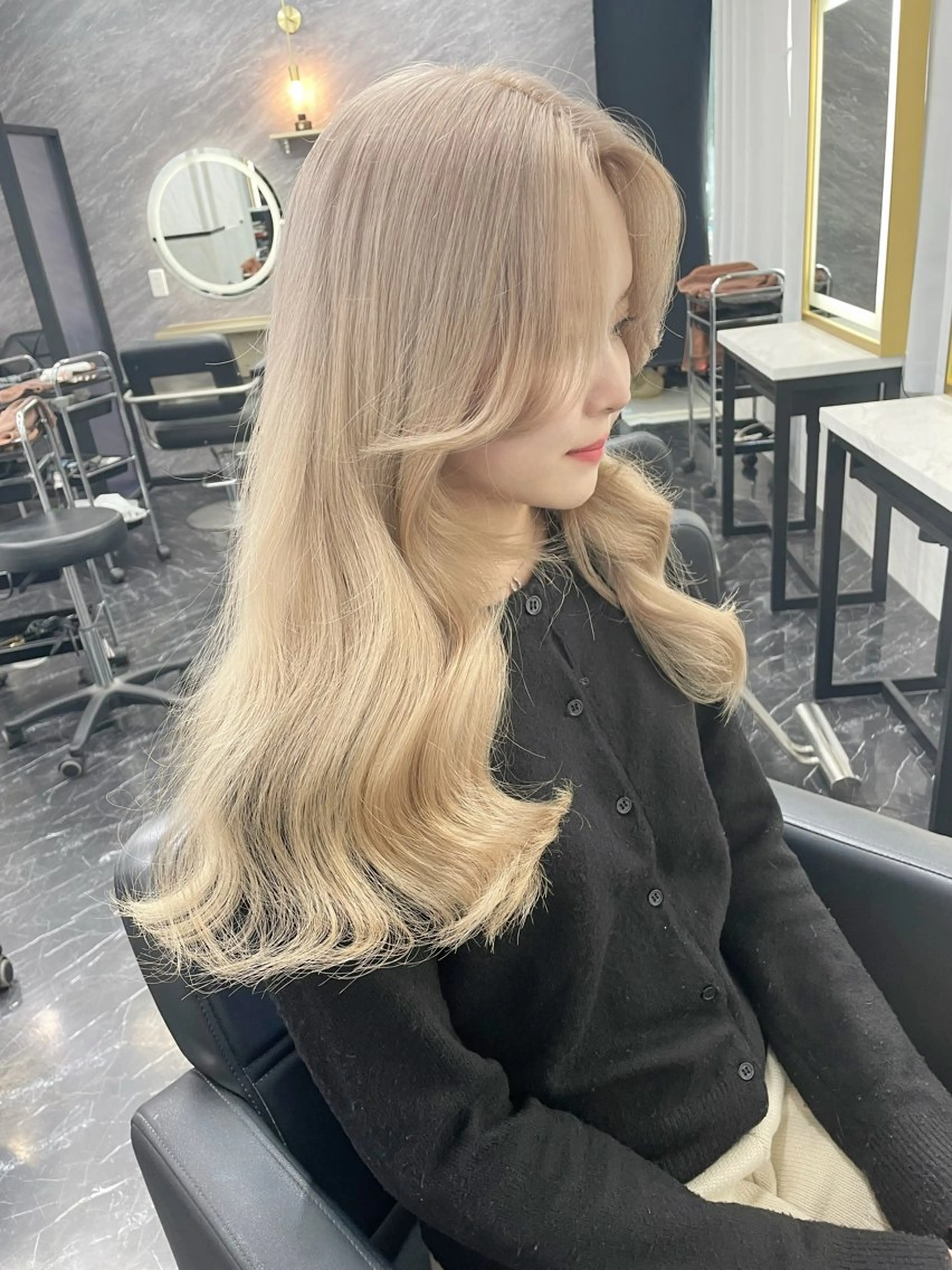 ロング カラー ベージュカラー ブリーチ ミルクティーベージュ カット ヘアカラー トリートメント マリカ🦋韓国 ハイトーン/エクステのヘアスタイル