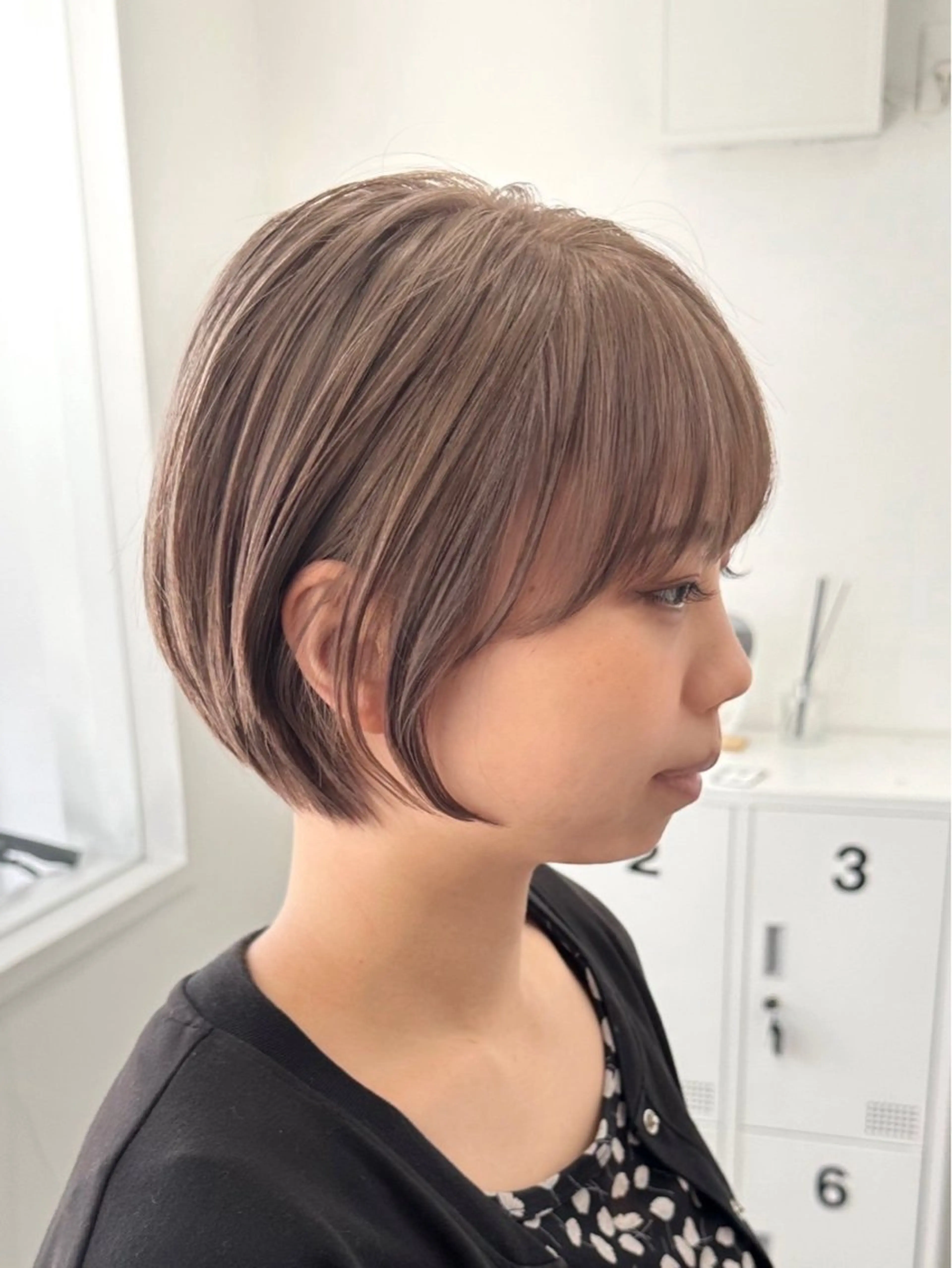 ショート カラー ベージュカラー ブリーチ ハイトーンカラー ミルクティーベージュ hair salon suiw所属・suiw ♡AYA♡のヘアスタイル