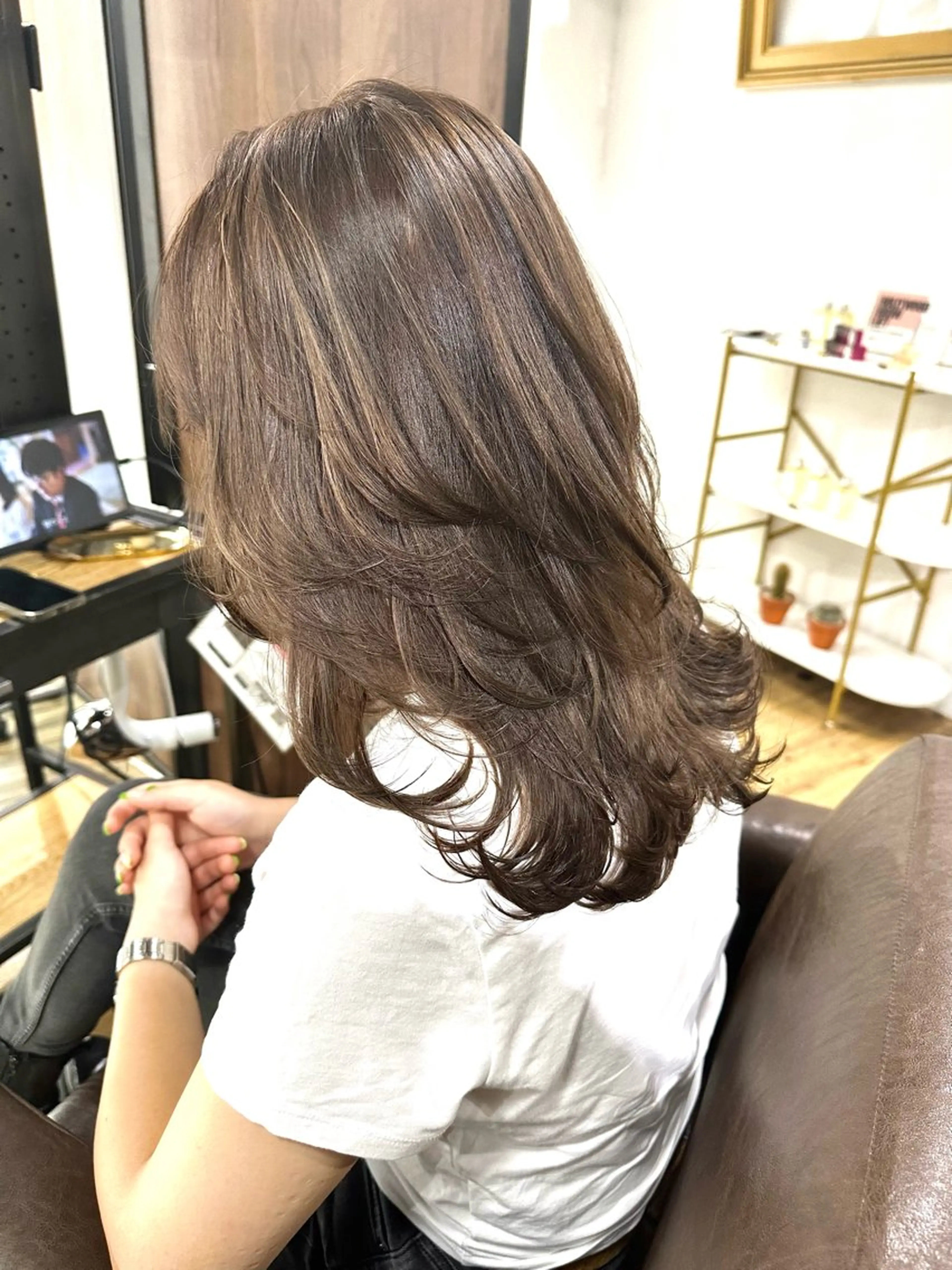 ミディアム カラー 透明感カラー ダークグレー レイヤーカット カット ヘアカラー トリートメント ARCANAブリーチ ダブルカラー🌟原宿のヘアスタイル
