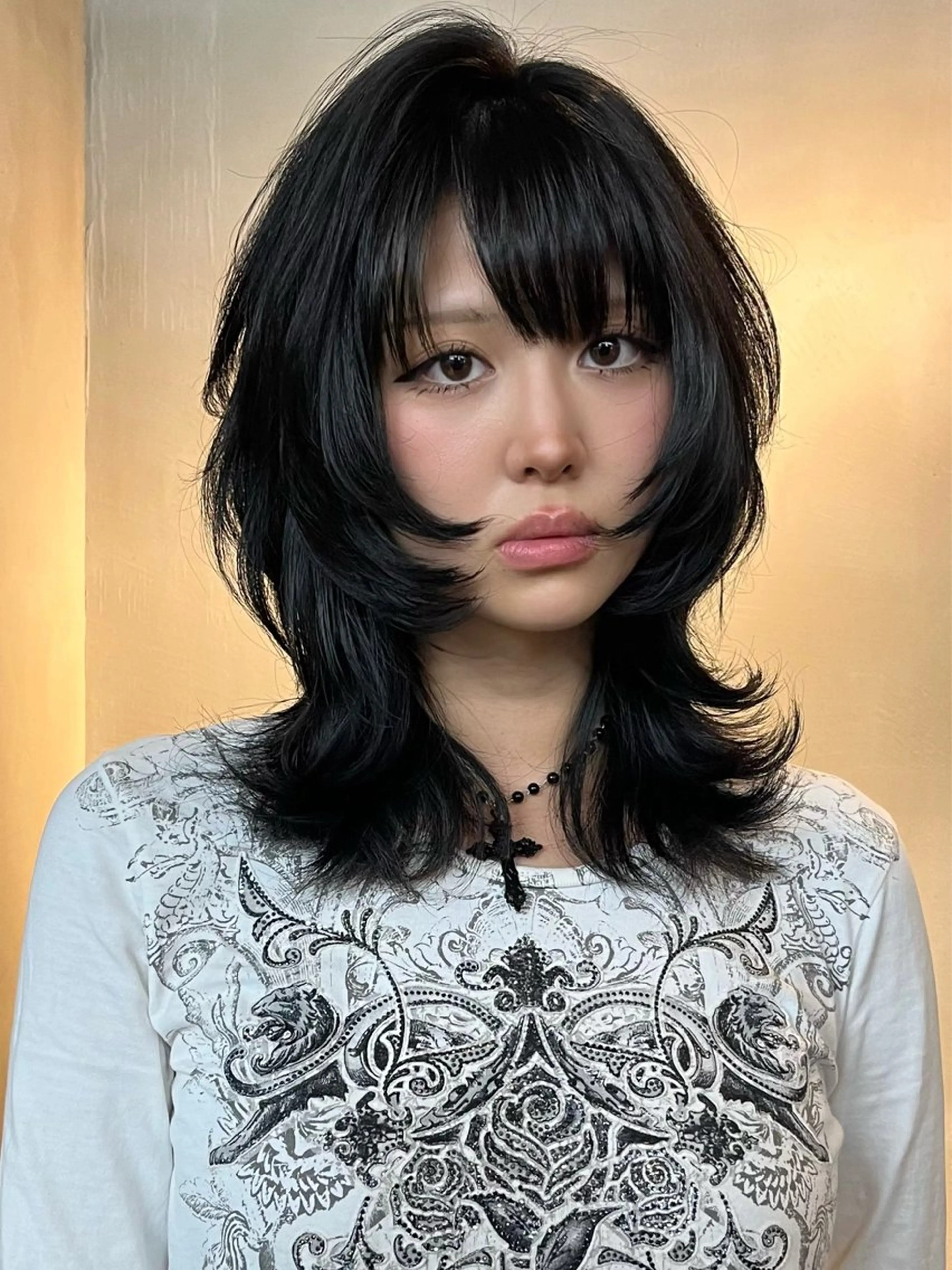ミディアム カラー アッシュ アッシュブラック ベージュカラー 黒髪 ブロンド イツク ⚡️ ルーツ/ハイトーンのヘアスタイル