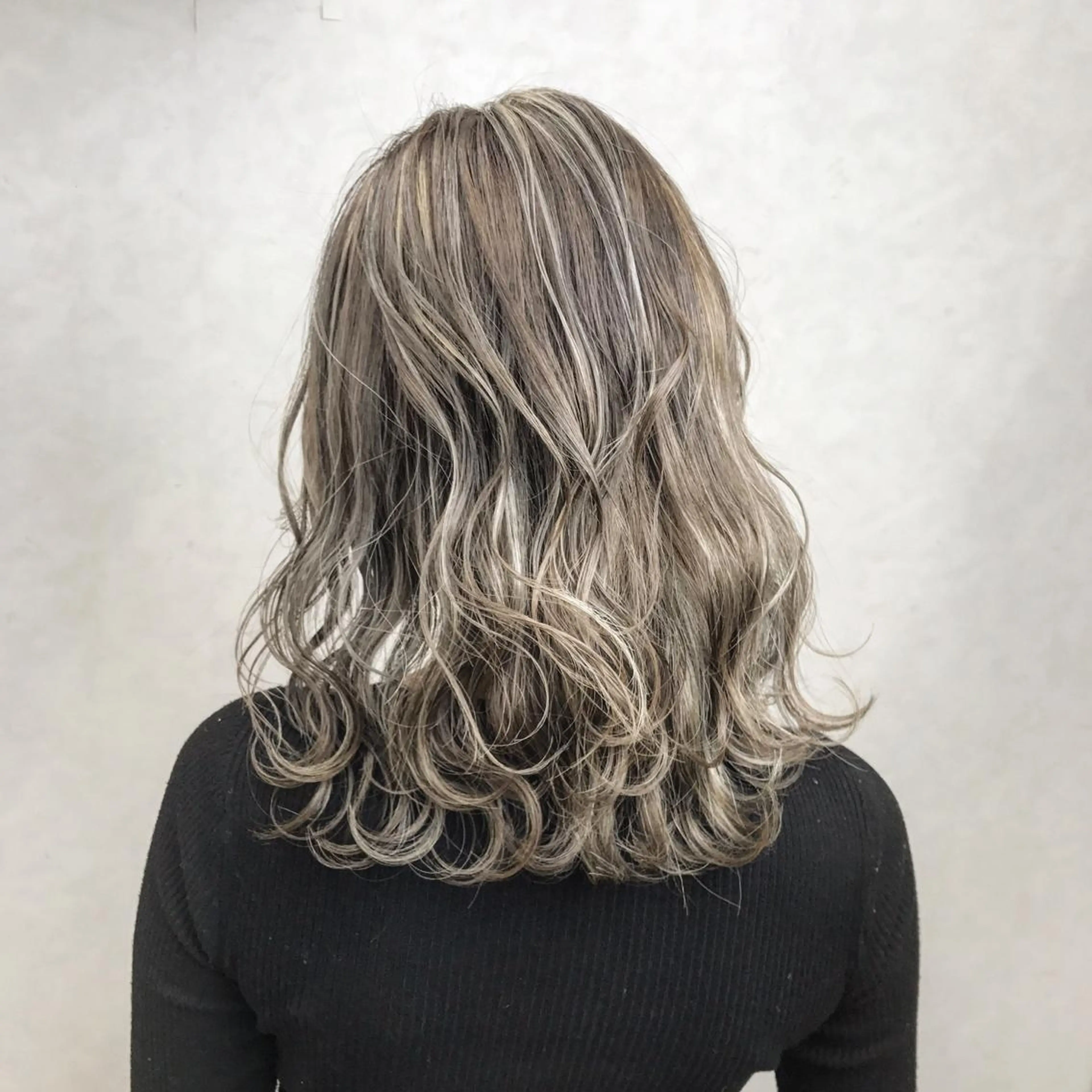 セミロング カラー TATSUYA アートディレクターのヘアスタイル