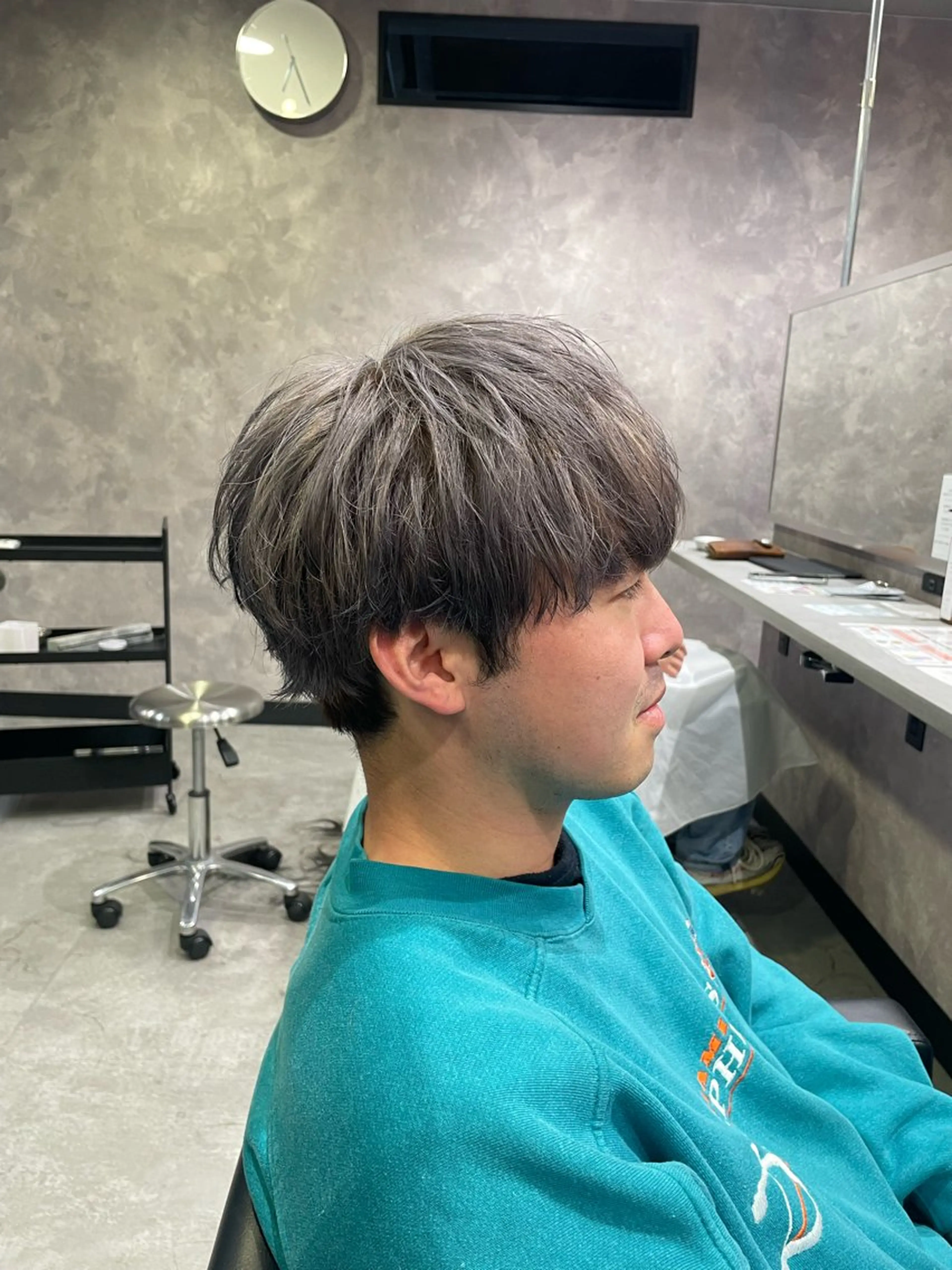 カラー メンズ 黒髪 シルバー カット ヘアカラー トリートメント 手塚 由佳のヘアスタイル