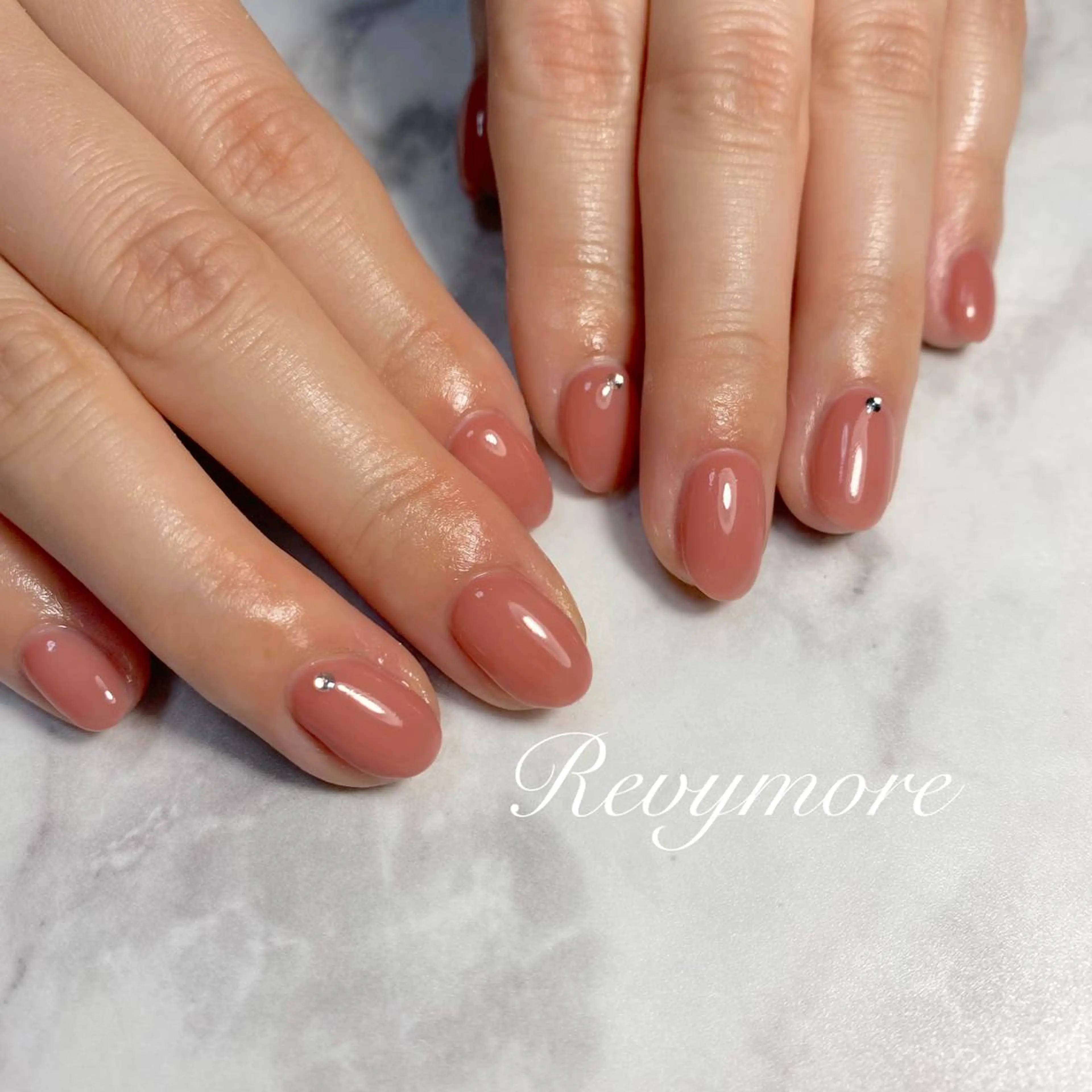 ミディアム ネイル 韓国風ヘア ジェルネイル キラキラネイル 韓国ネイル ニュアンスネイル nail salon Revymoreのネイルデザイン