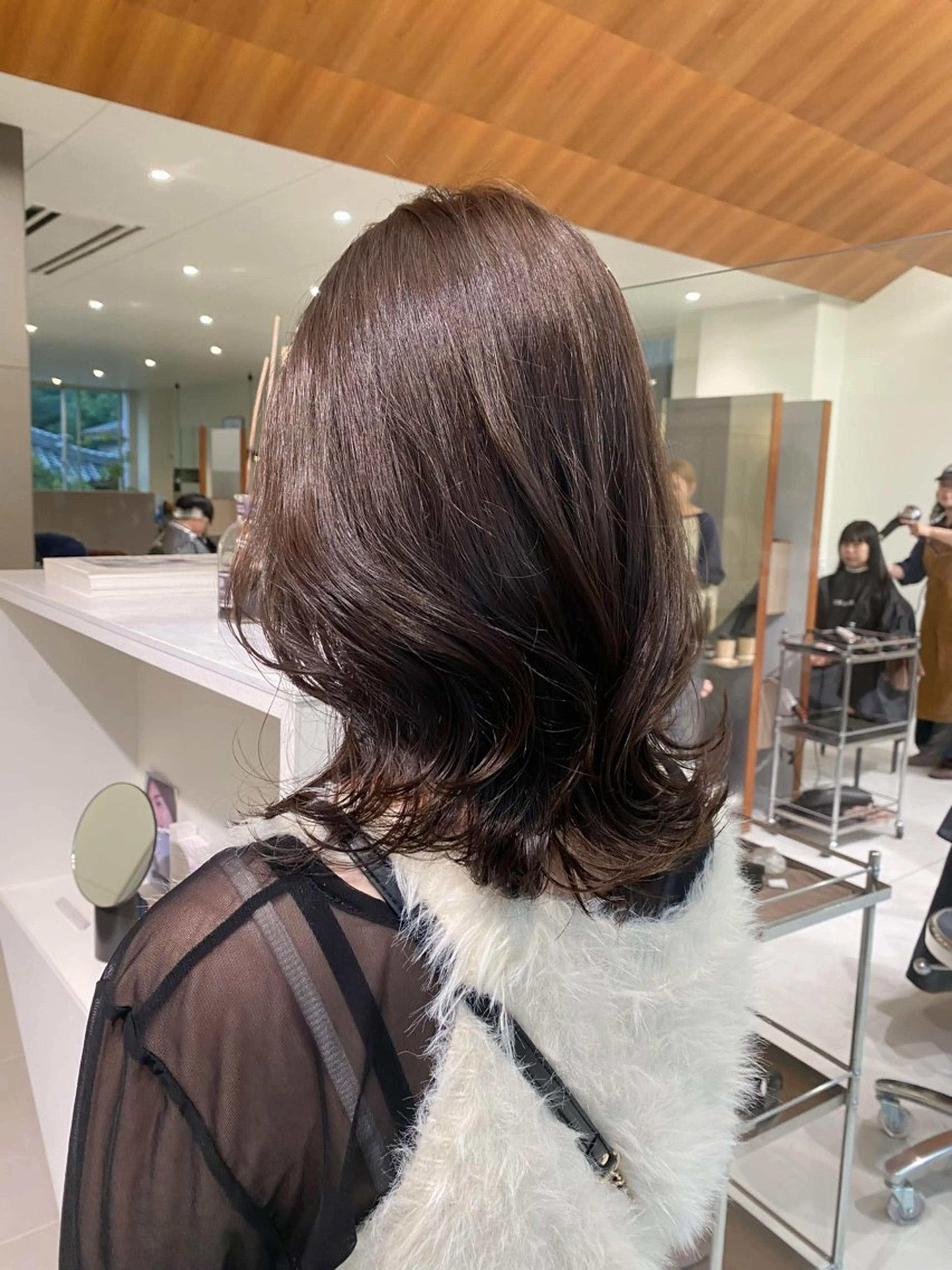 ミディアム ラベンダーブラウン くびれヘア くびれレイヤー レイヤーカット 🎀透明感× 暖色カラーつな🎀のヘアスタイル