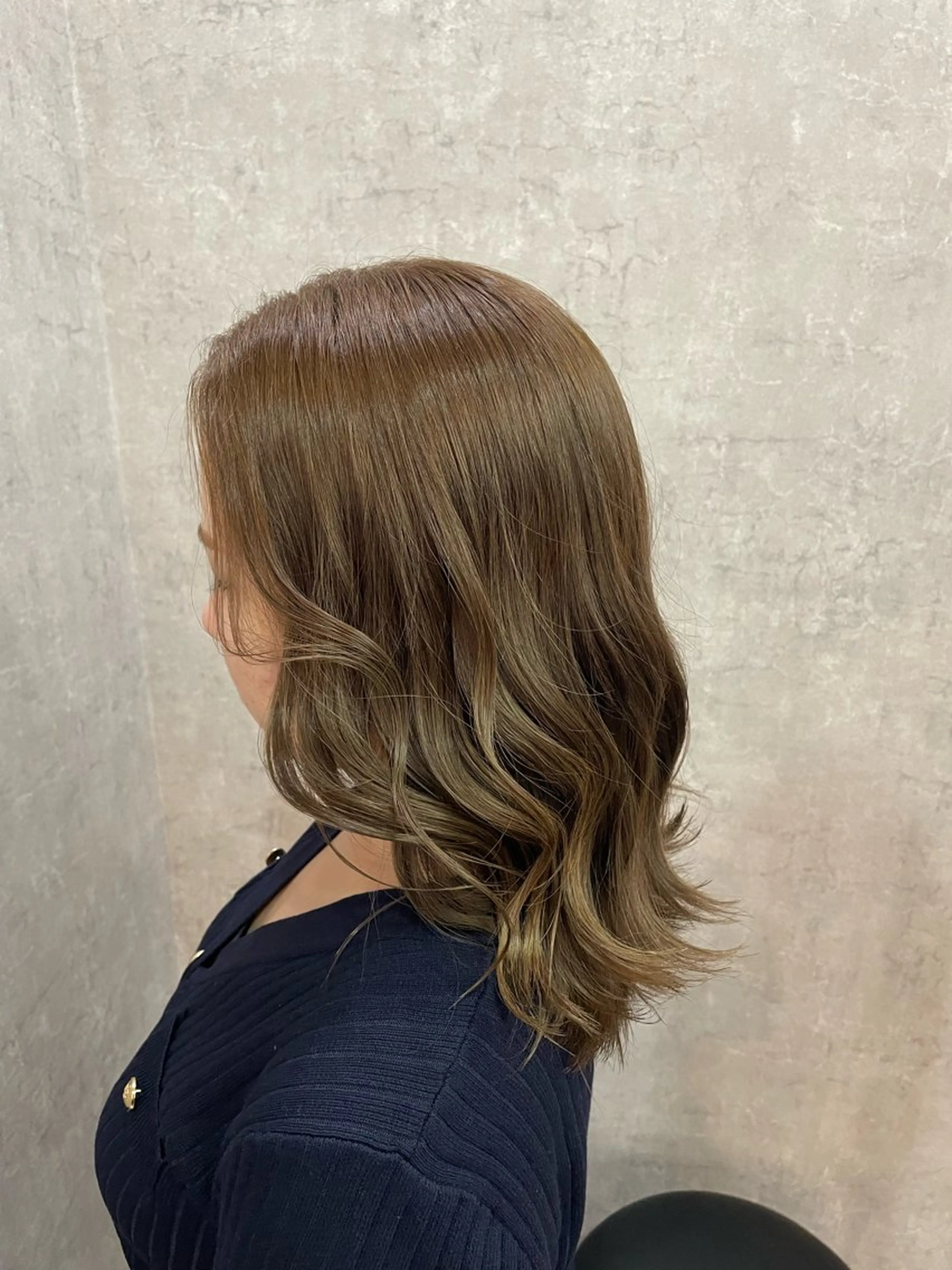 ミディアム アッシュ 松下 美織のヘアスタイル