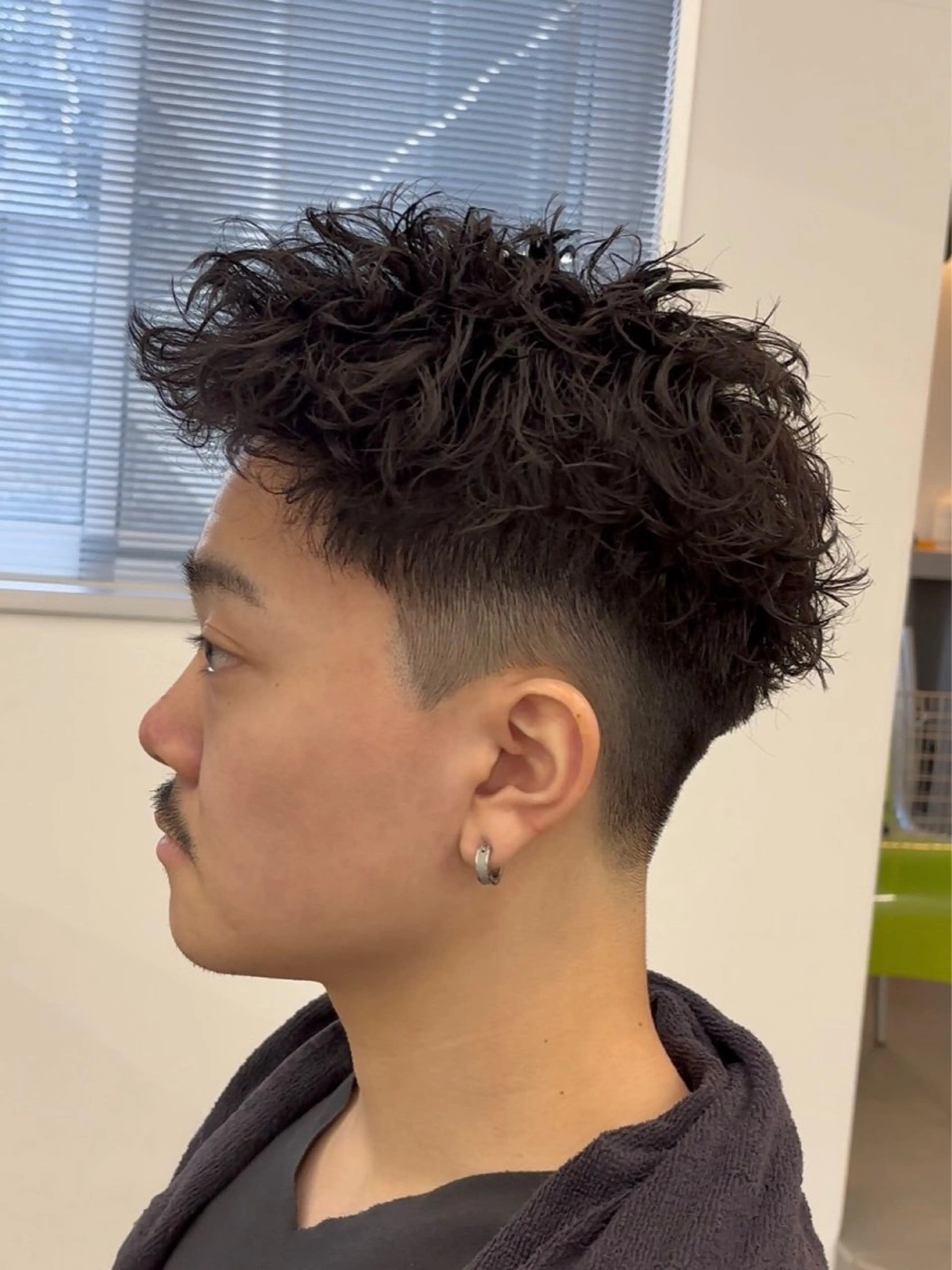 ショート パーマ メンズ メンズパーマ スパイキーショート ツイストスパイラルパーマ ショートヘア スパイラルパーマ カット パーマ なりたひろと / フェザーパーマのヘアスタイル