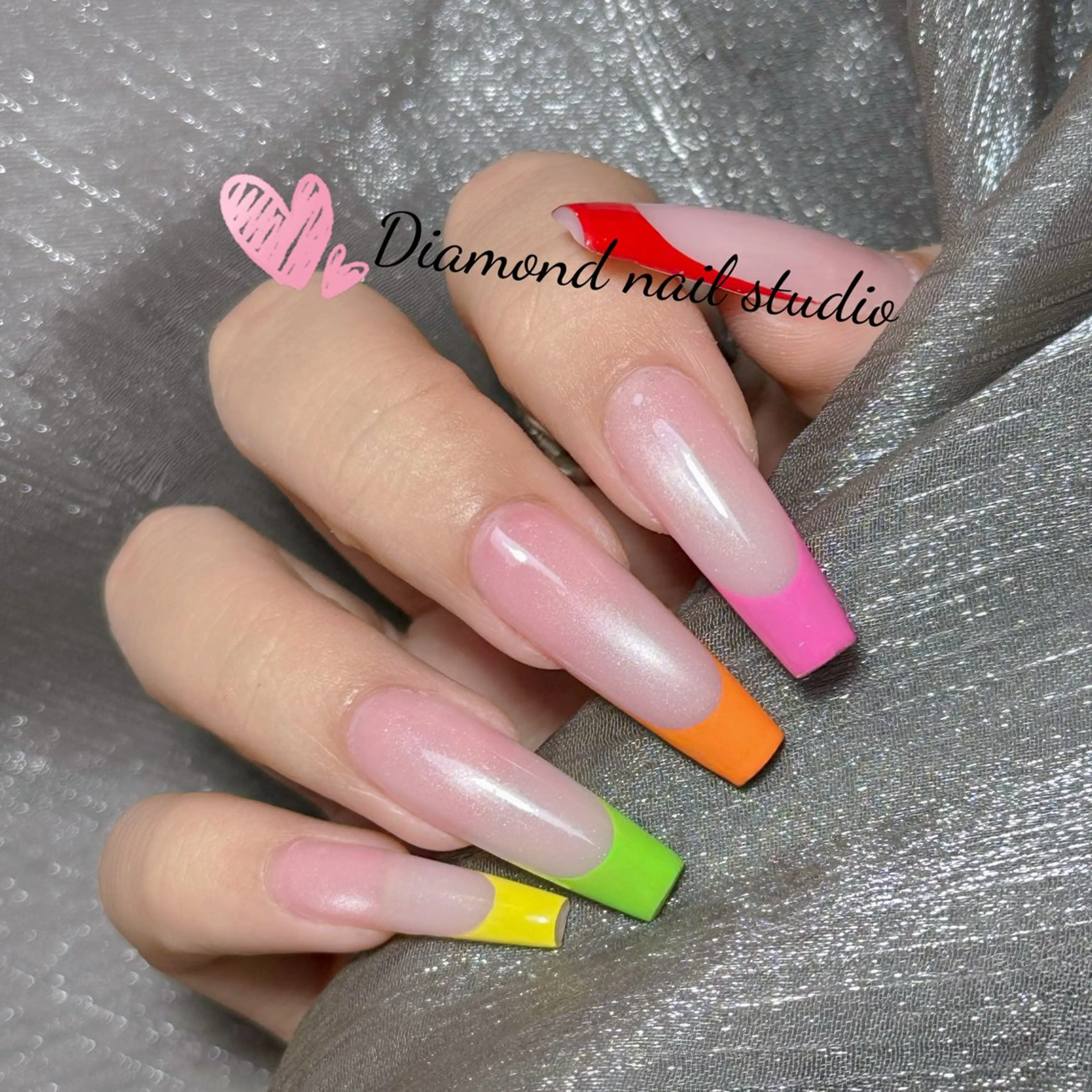 ネイル アートネイル オーロラネイル フラッシュネイル ガーリー キラキラネイル ハンドネイル Una NAILMANAMIのネイルデザイン