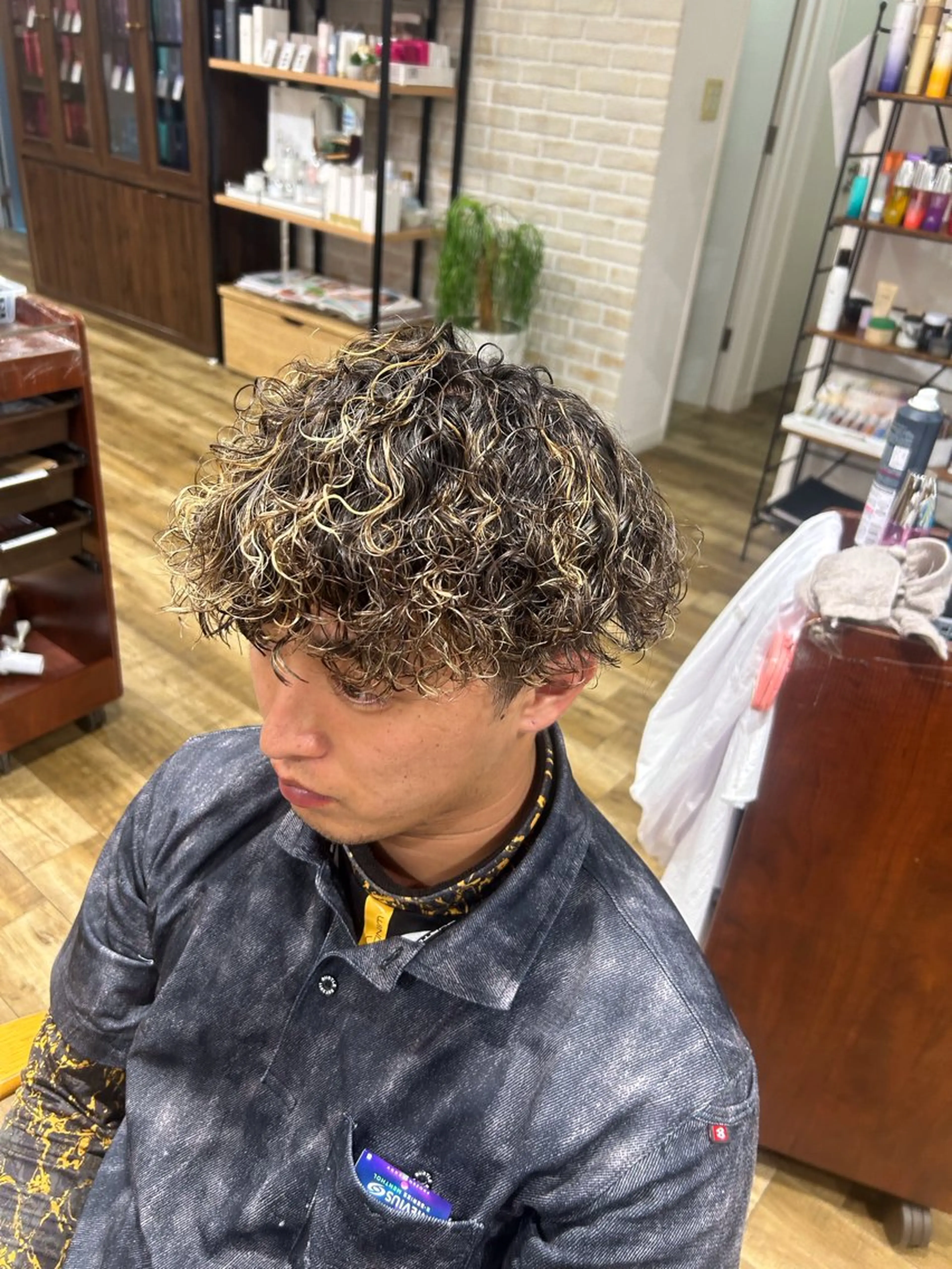 ミディアム カラー パーマ メンズ ミディアムパーマ メンズハイライト メンズパーマ プードルパーマ ハイライトカラー カット ヘアカラー パーマ 鶴田 将清のヘアスタイル