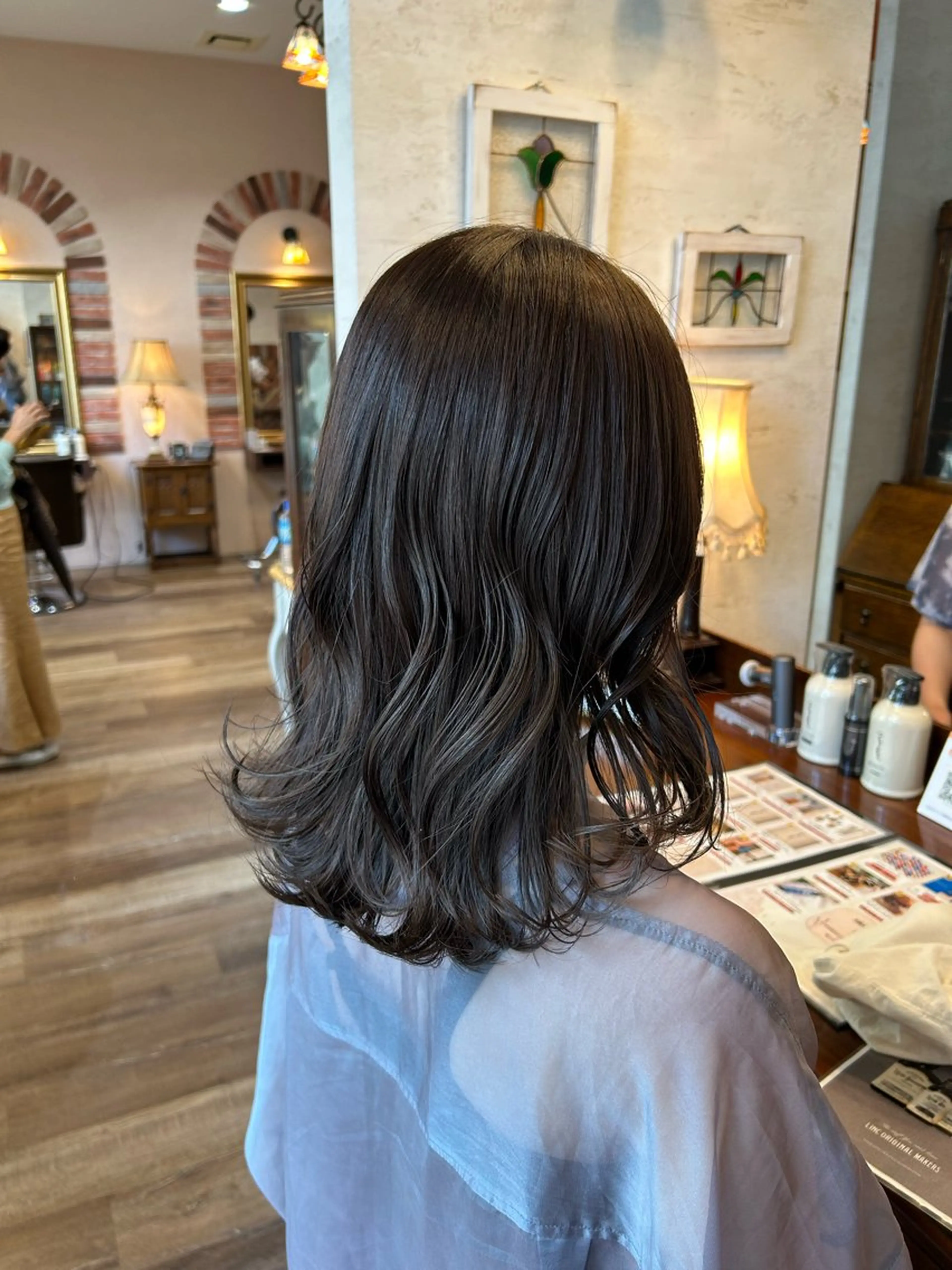 ミディアム カラー アッシュ ベージュカラー ブリーチ ブラウンカラー イルミナカラー ヘアカラー トリートメント FAVOR Emiのヘアスタイル