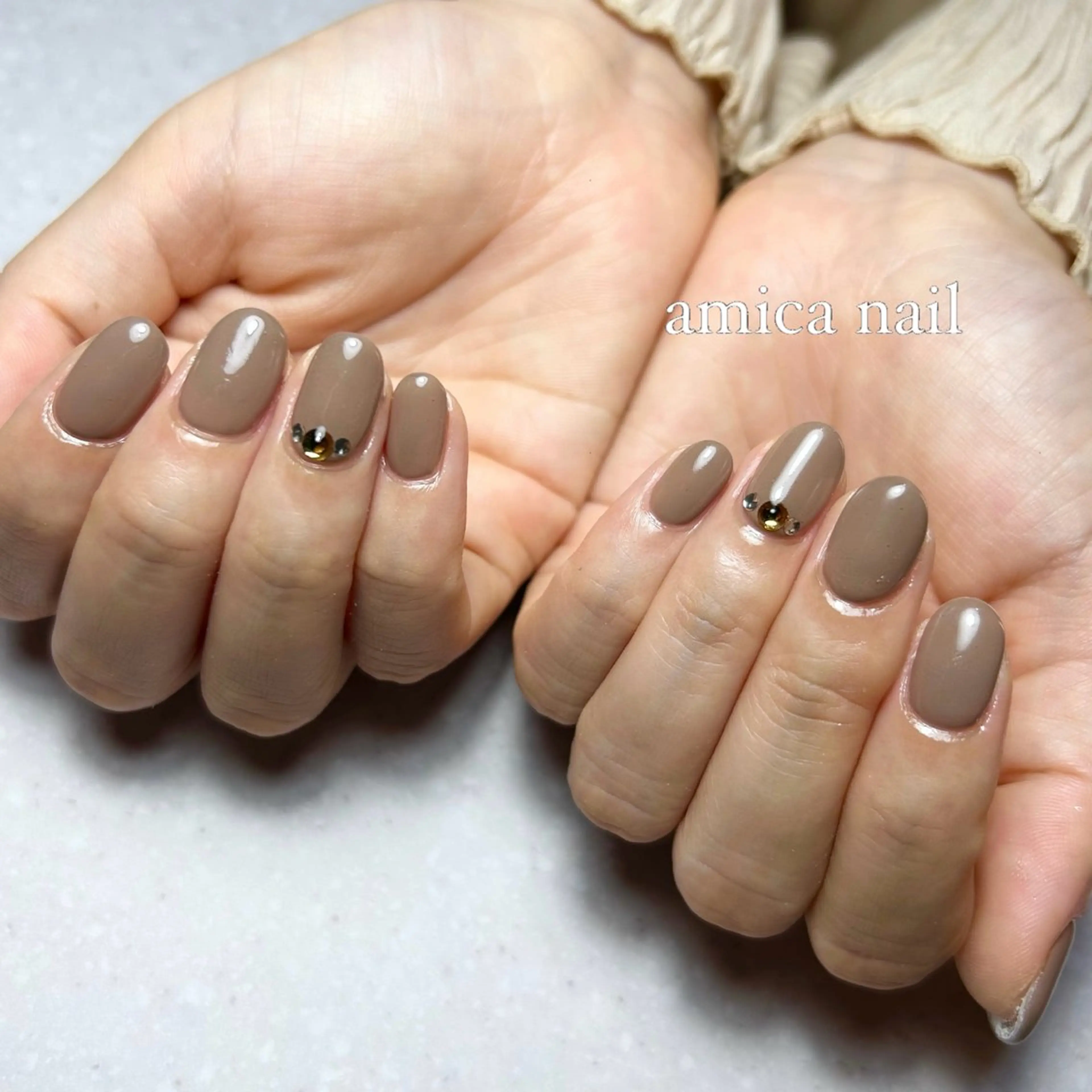 ネイル ブラウン オフィスネイル ワンカラーネイル ストーンネイル _amica nail_のネイルデザイン