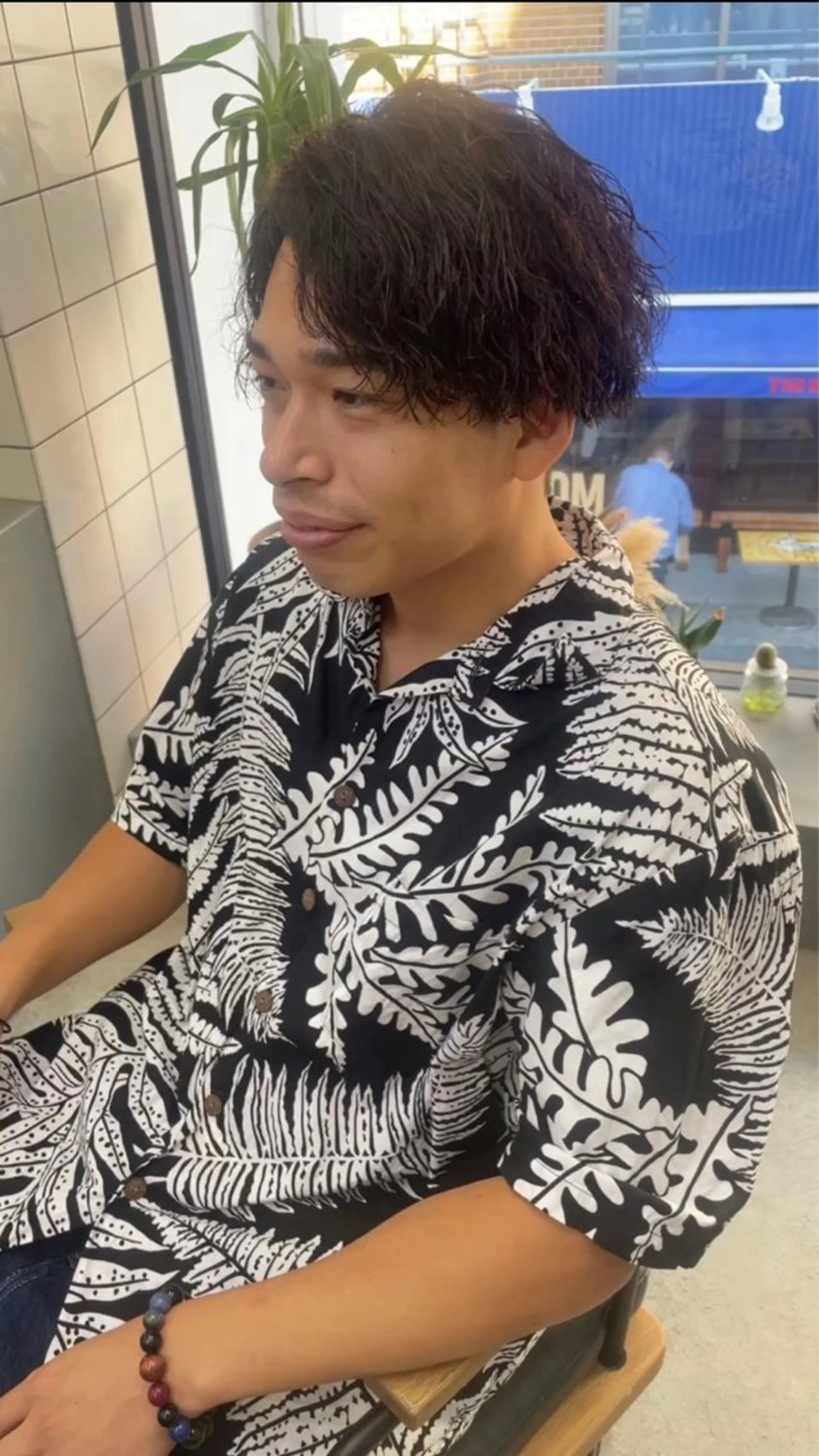 ミディアム パーマ メンズ ミディアムパーマ メンズブリーチ フェードカット メンズハイライト メンズメッシュ メンズ専門サロン wokeのヘアスタイル