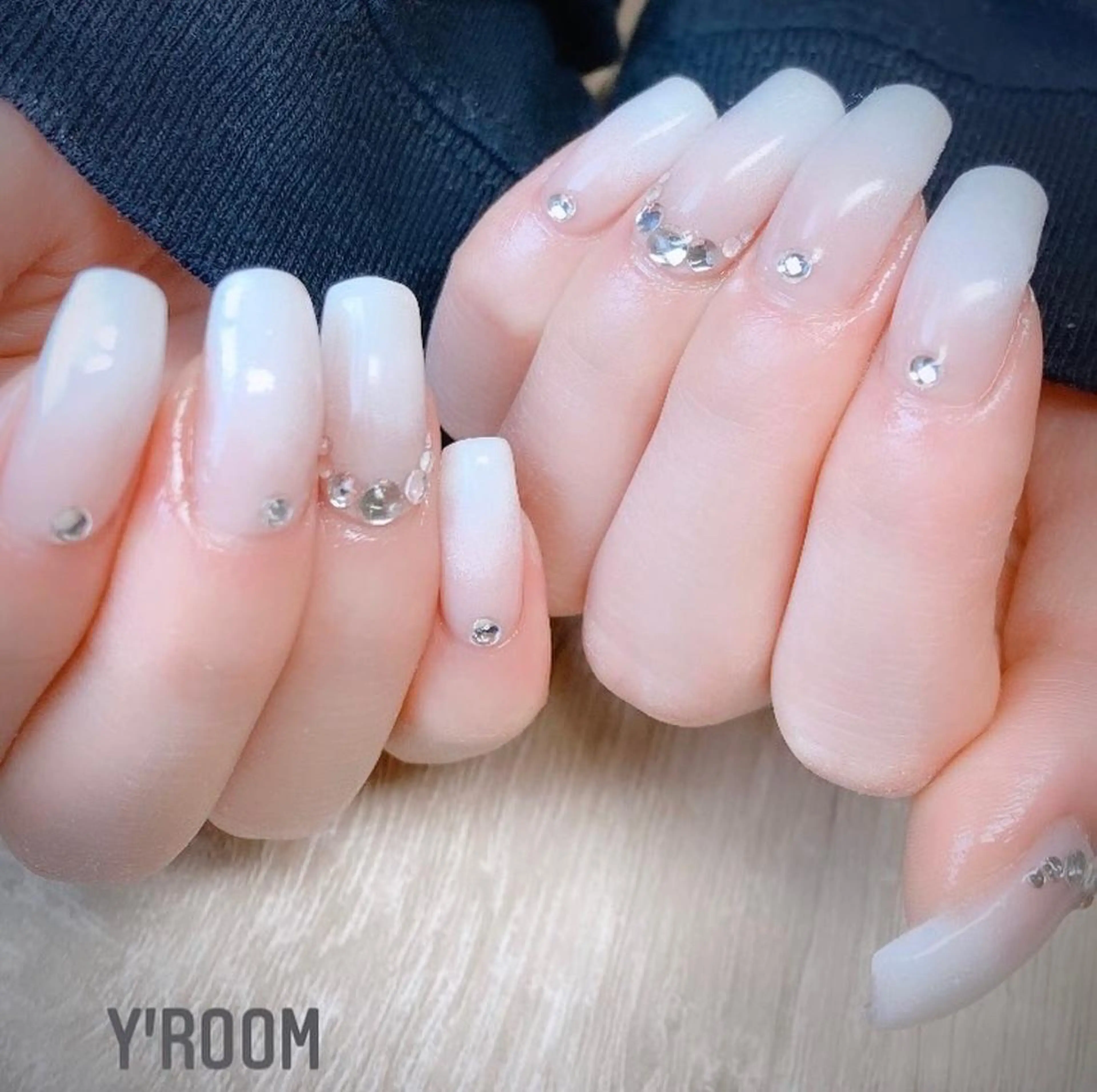 ネイル オーロラネイル フラッシュネイル フットネイル ジェルネイル 氷ネイル・うるうるネイル ハンドネイル YUKA （ネイリスト）のネイルデザイン