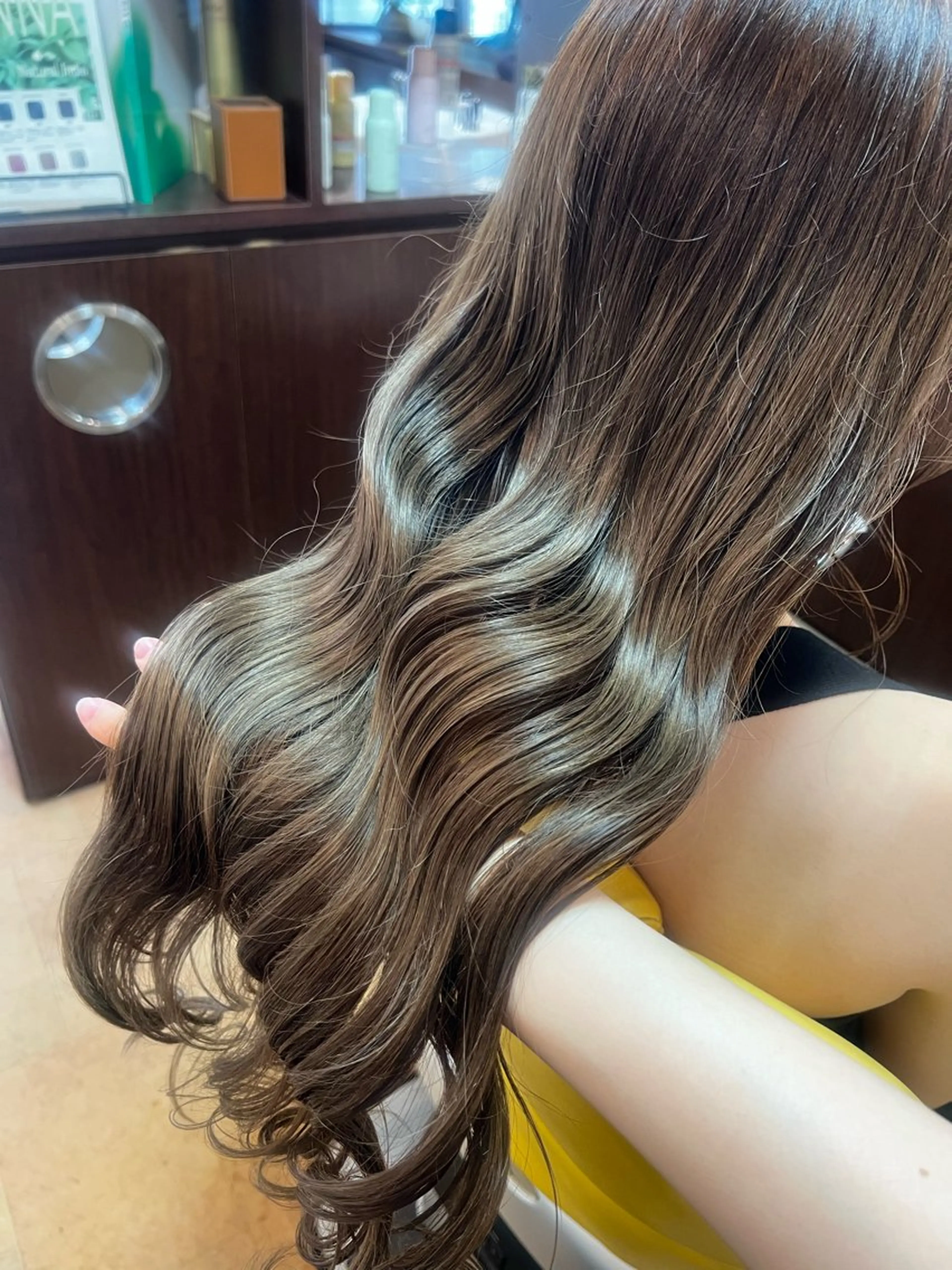 ロング カラー ヘアアレンジ ベージュカラー ブリーチ ケアブリーチ 透明感カラー グレージュ ヘアカラー トリートメント bh.maara デザイン／ハイトーンのヘアスタイル