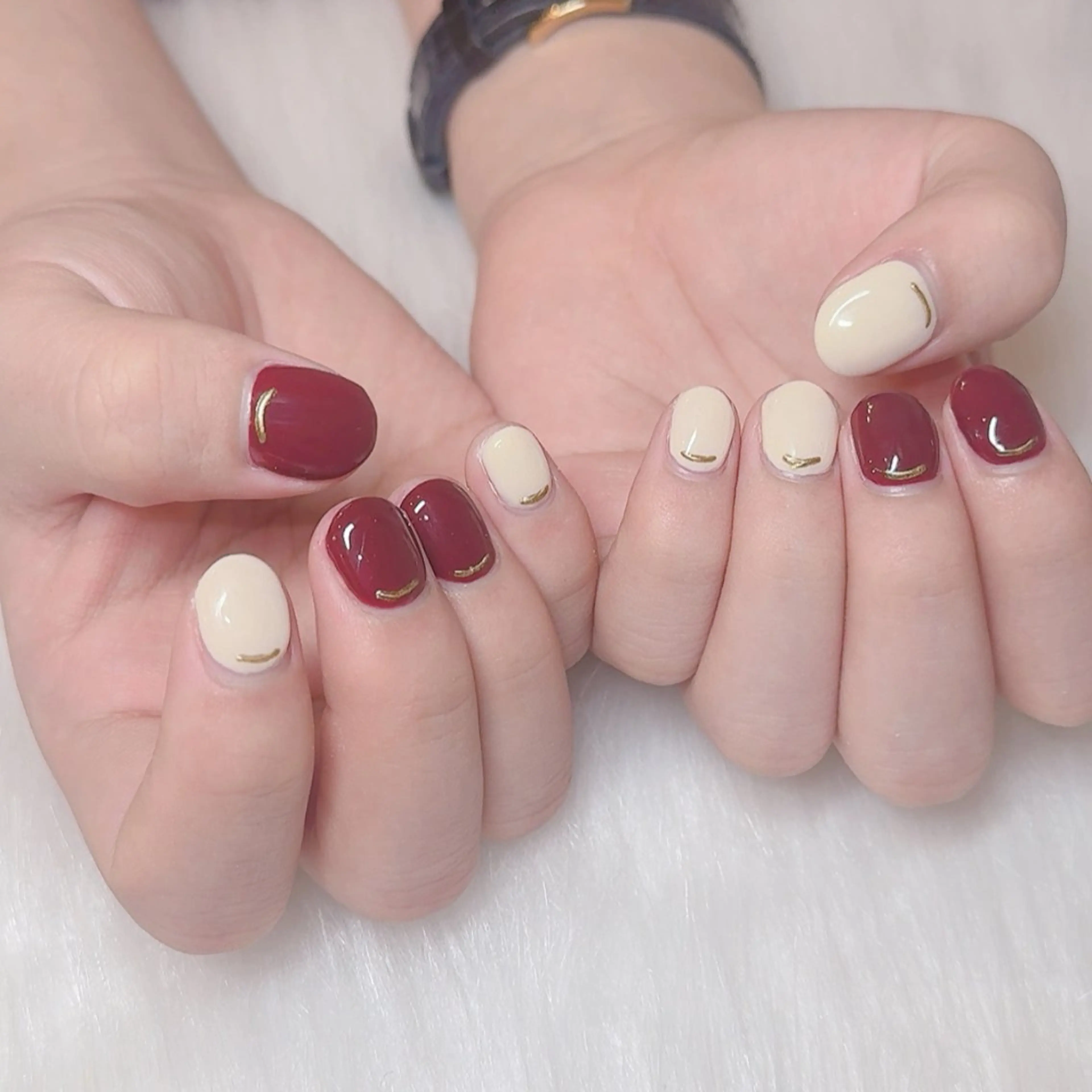 ネイル ボルドー ゴールド ホワイト ハンドネイル ラクロレ ニナ🎀 中野駅徒歩5分🐾のネイルデザイン