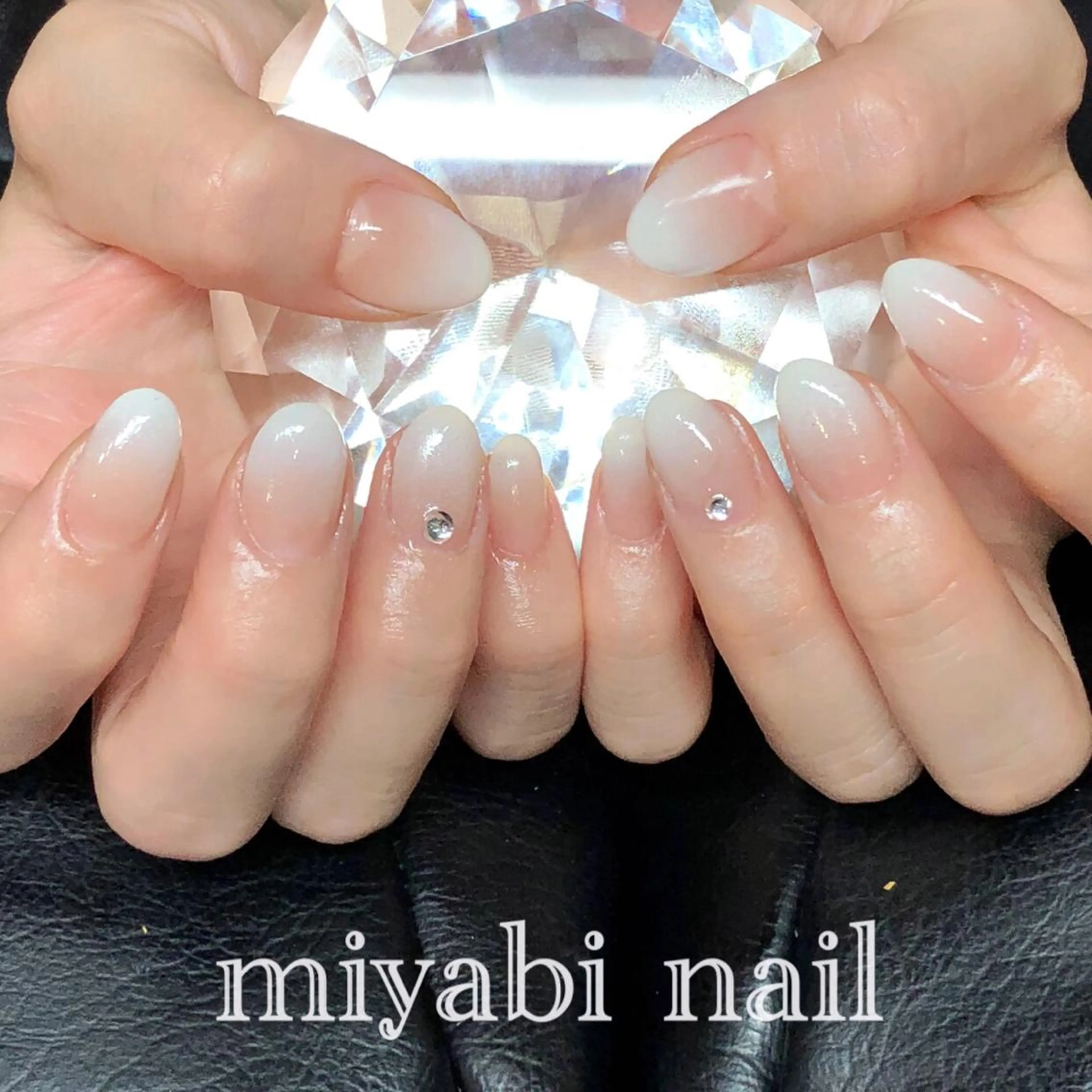 ネイル ジェルネイル グラデーション 夏ネイル ホワイト ハンドネイル miyabi nail 桂川駅近くのネイルデザイン