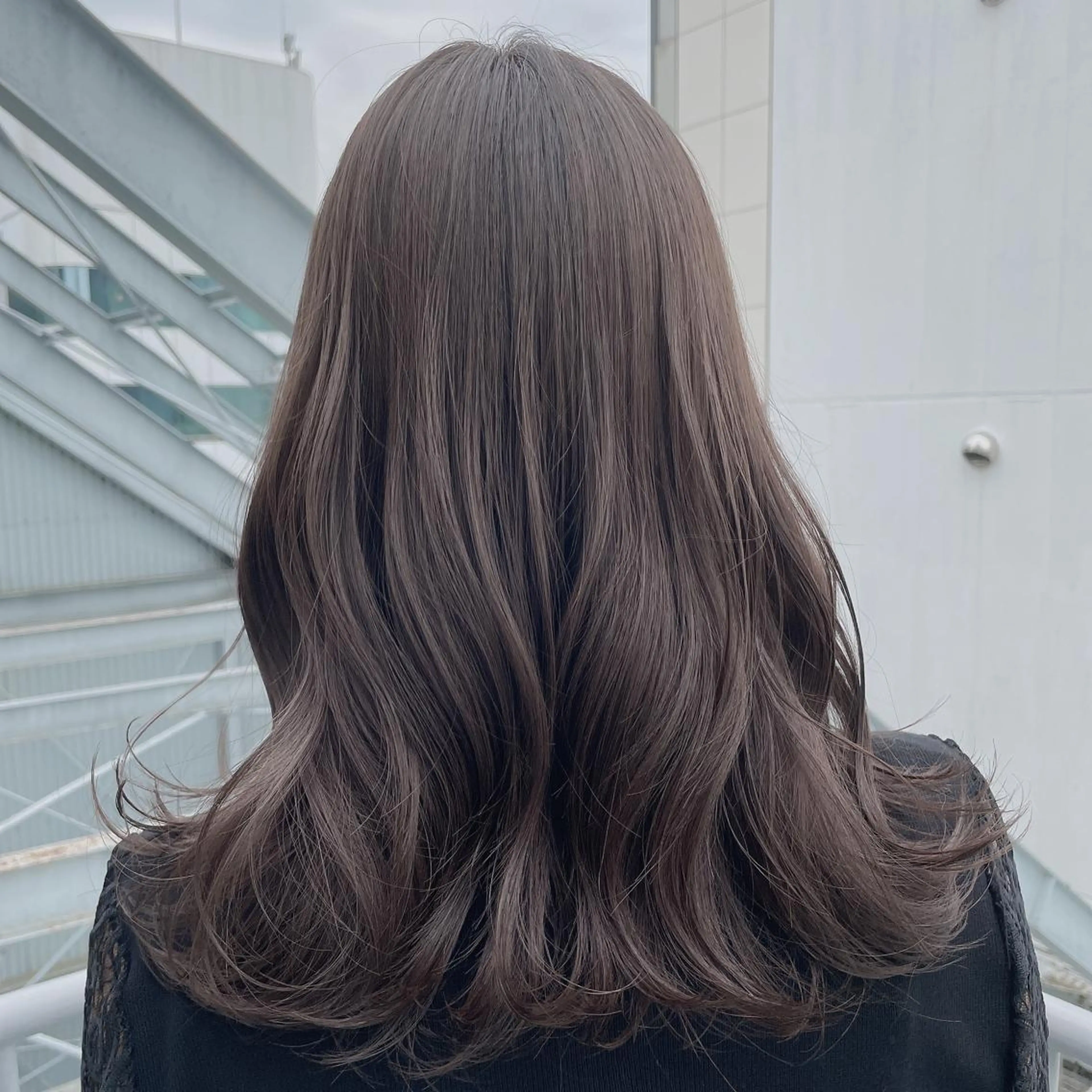 ミディアム カラー レイヤーカット 透明感カラーのヘアスタイル