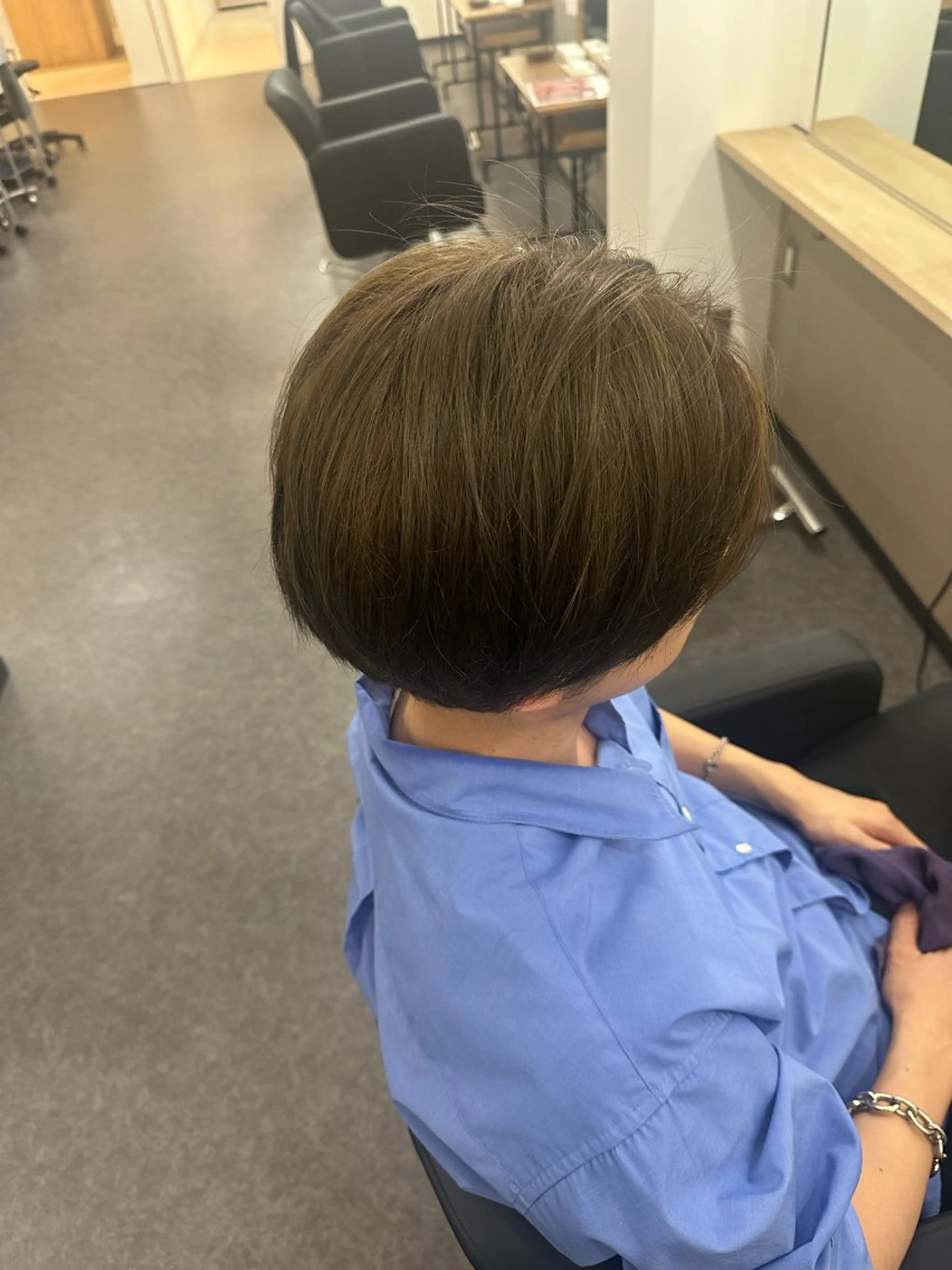 ショート ハイライト ヘアカラー 伊藤 杏のヘアスタイル