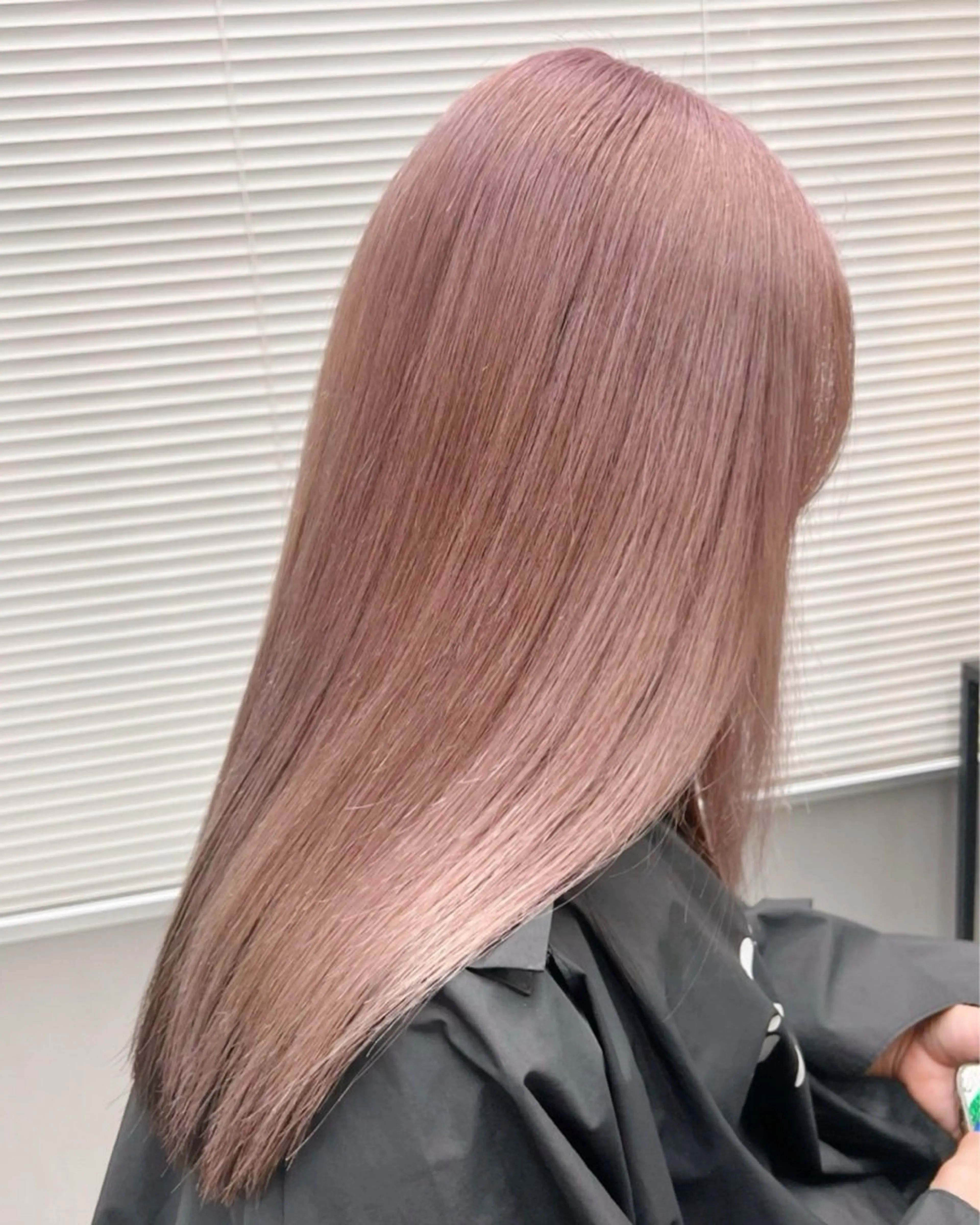 セミロング カラー ブリーチ 透明感カラー グレージュ ローズカラー blau hair and care《ブラウ》所属・MARU.縮毛矯正 デザインカラーのヘアスタイル